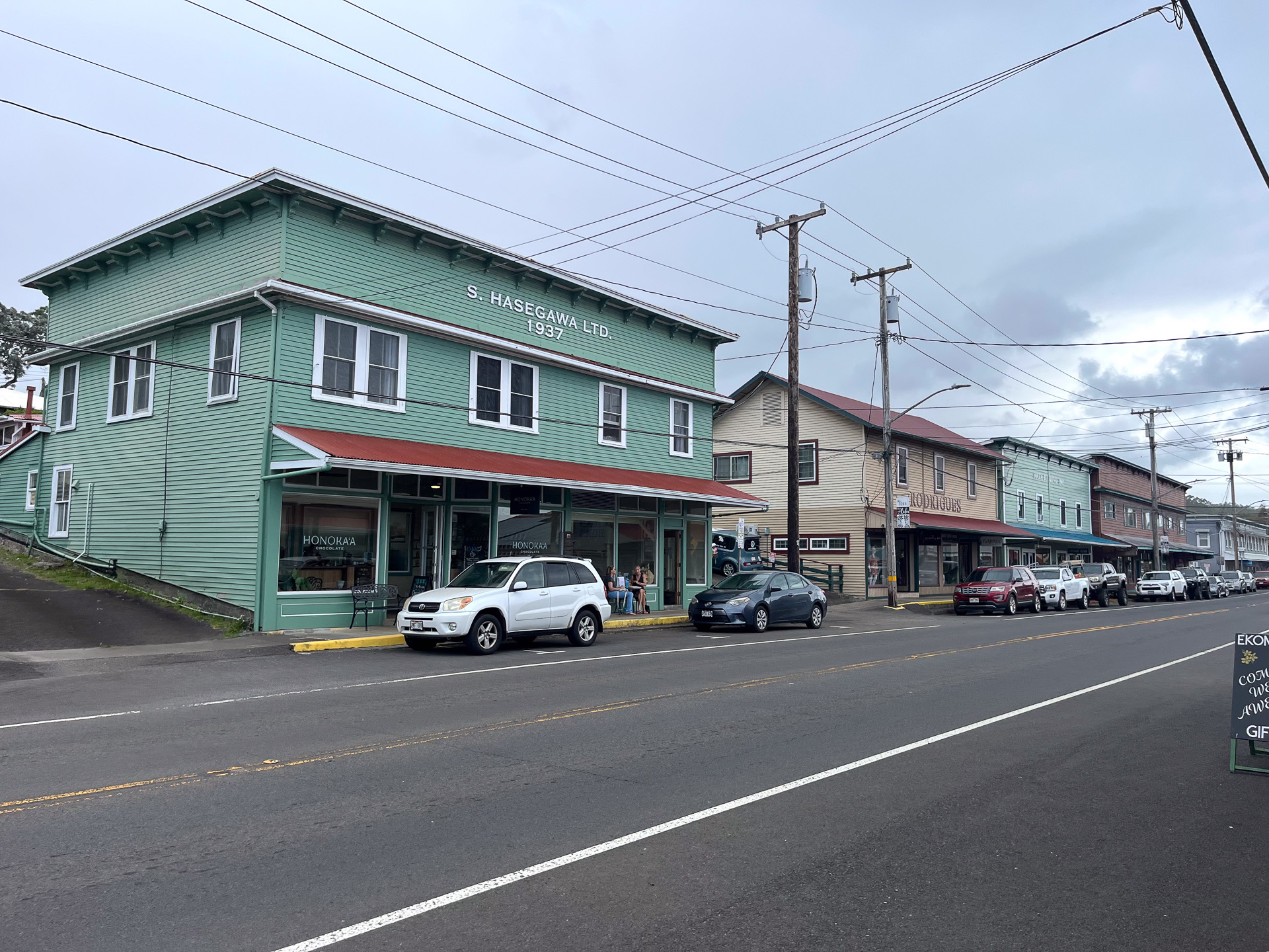 日系人の名前が付けられた建物が道の両側に並ぶホノカアの街並み