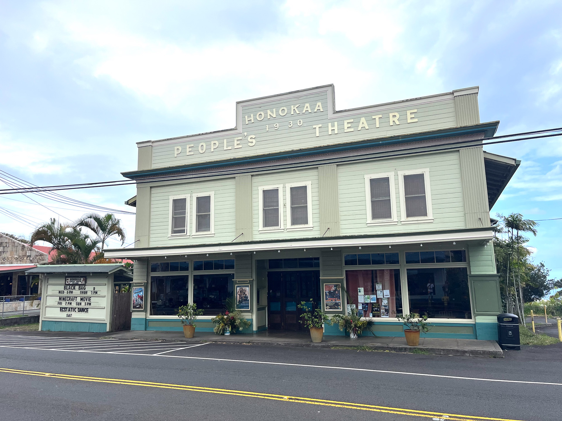 街のシンボルのような存在「ホノカア・ピープルズ・シアター」