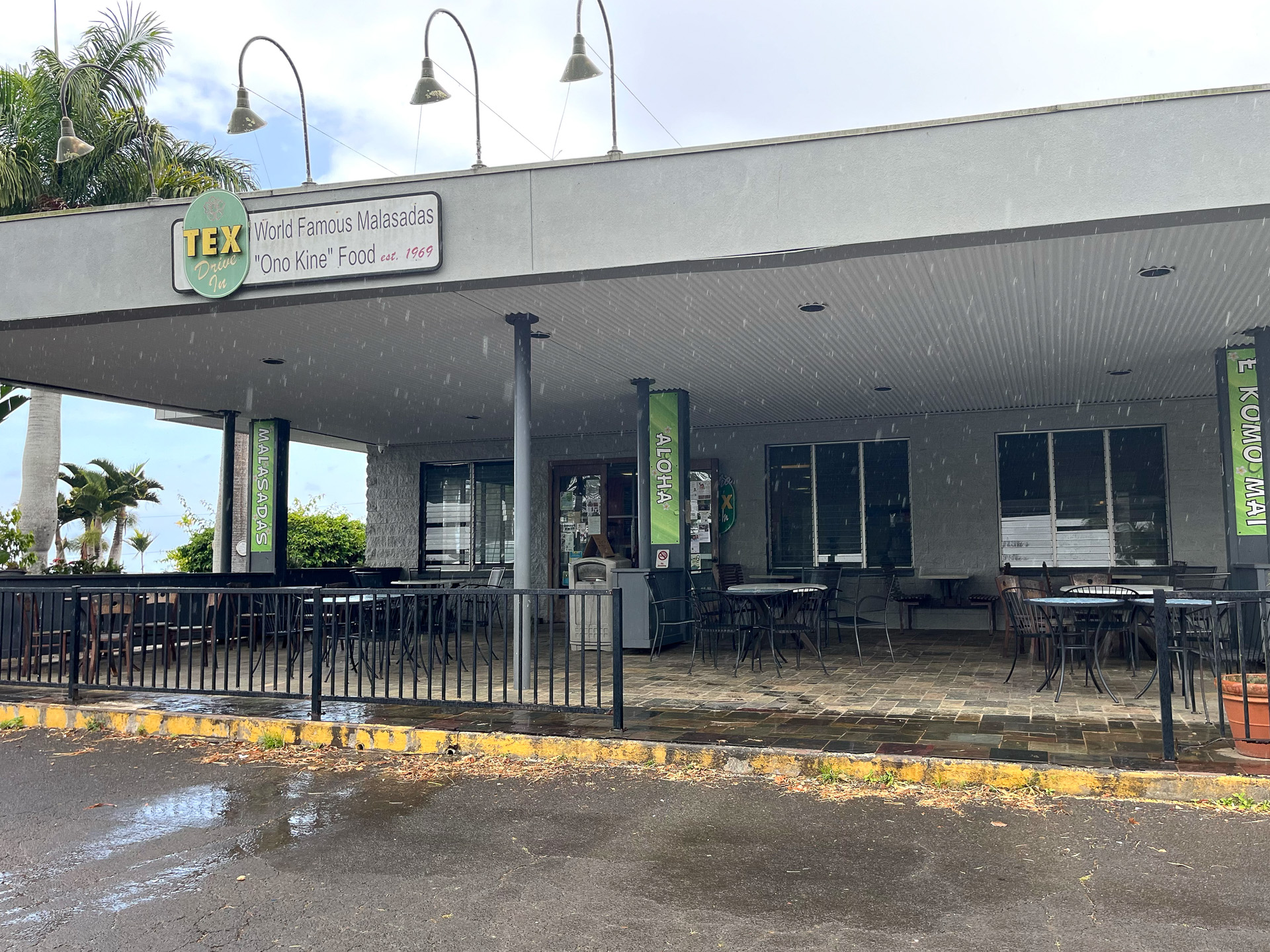 店の前にはテーブル席がある