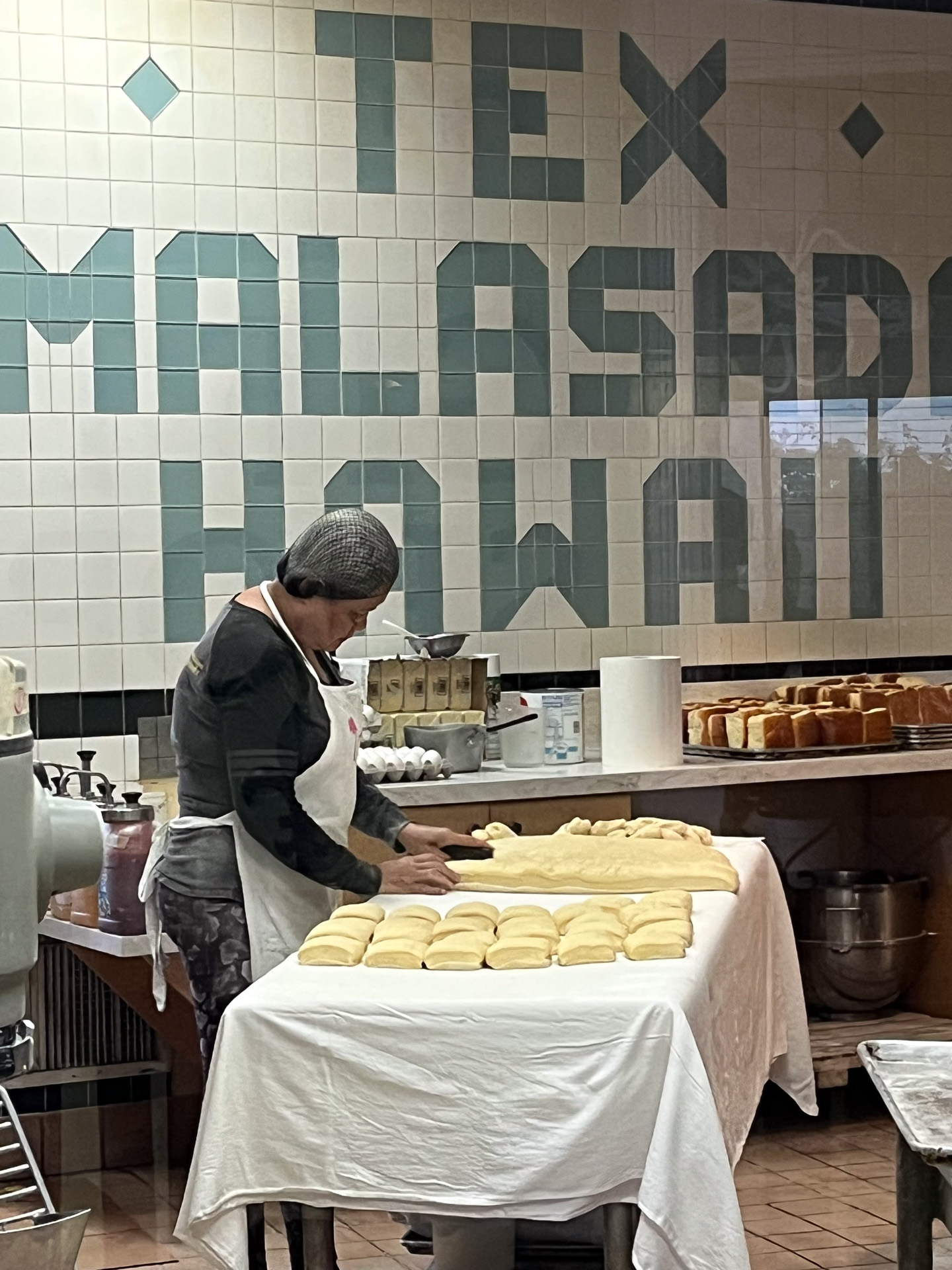 キッチンでマラサダを作っているところを見られる