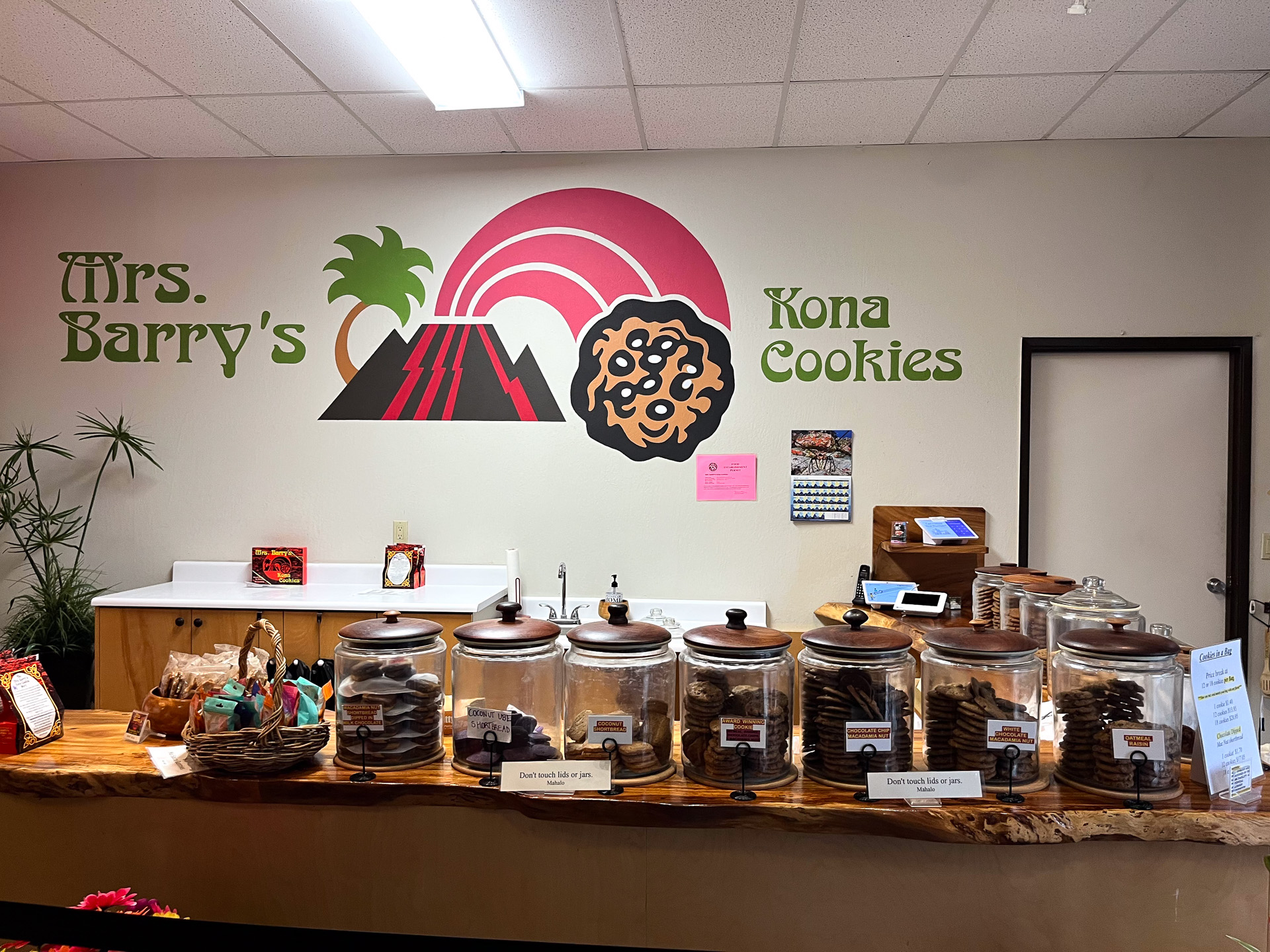 クッキーが並べられたカウンター