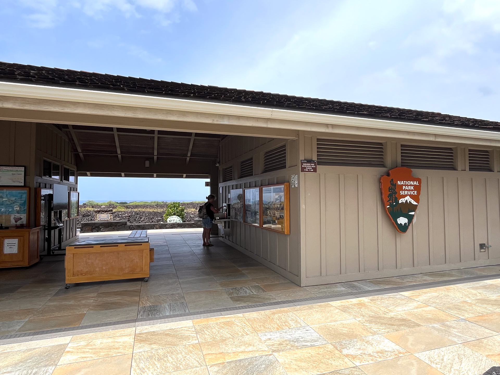 ビジターセンターでは資料が展示されているほか、お土産も販売していた