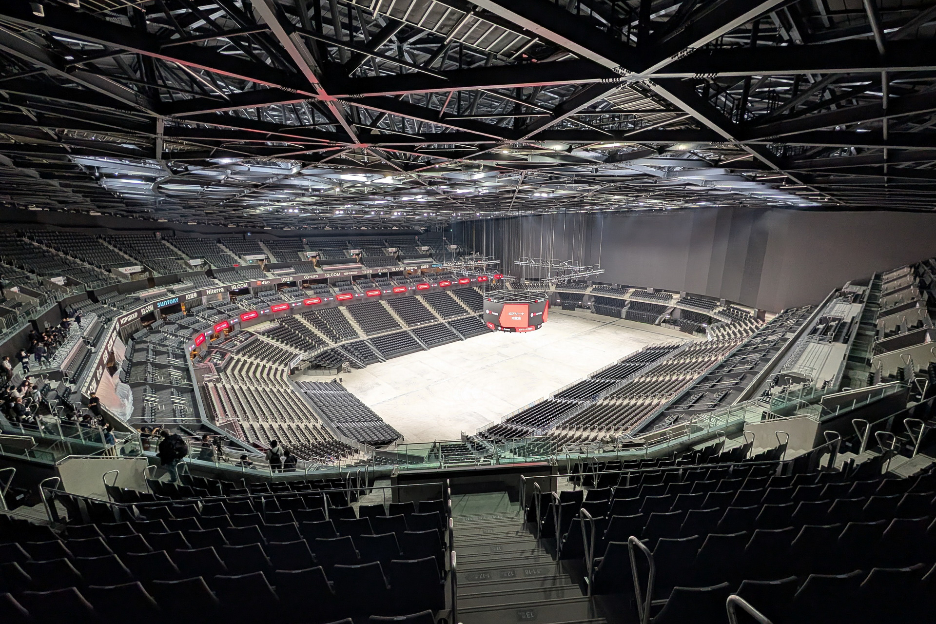 メインアリーナには1階席から4階席まであり、2階まではオーバル形、3階席以上は奥側に座席を配置しない馬蹄形型の、ハイブリッドオーバル形を国内初採用