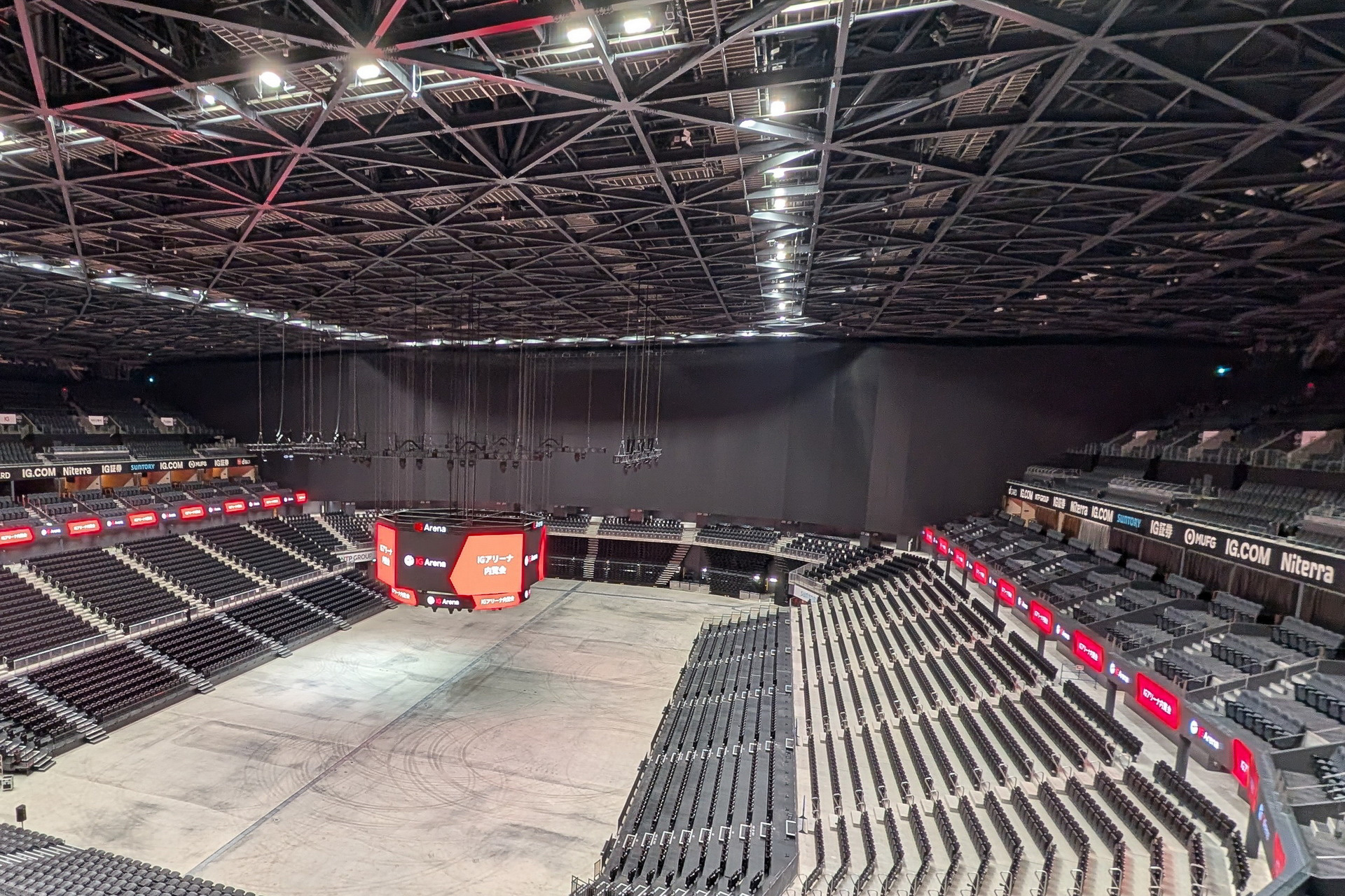 3階席より上は、このようにアリーナ奥側に座席を配置しない
