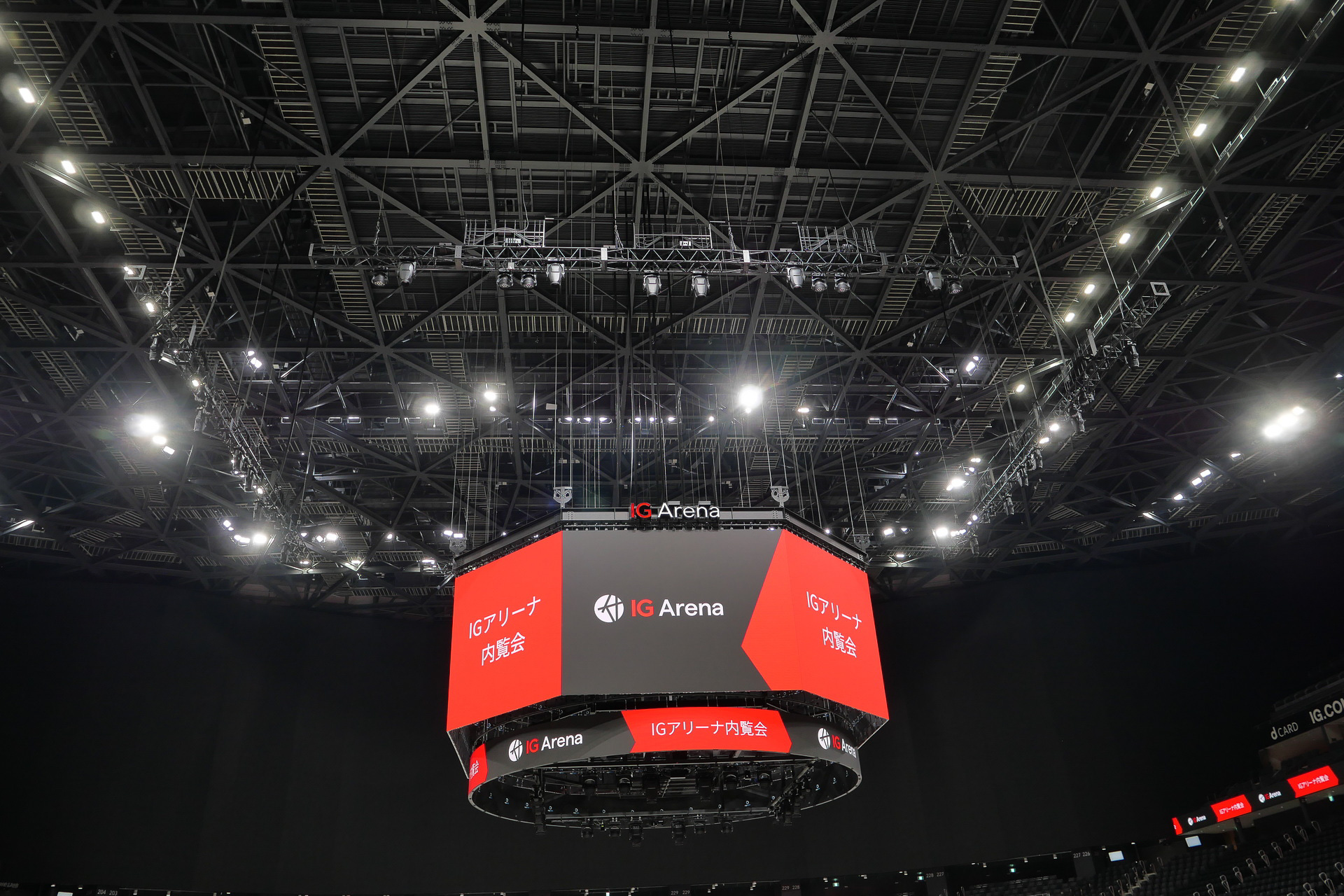 メインアリーナの高さは30mで、スポーツの国際大会を開催するための国際基準を満たしている