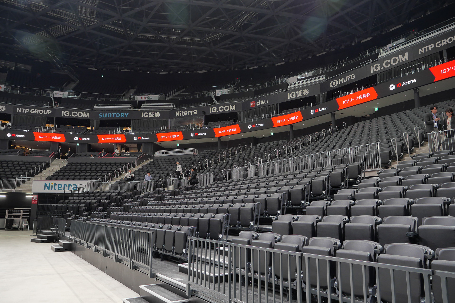 2階席と3階席の間には、全長約220mのリボンビジョンを設置し、センタービジョンとともにさまざまな情報を表示