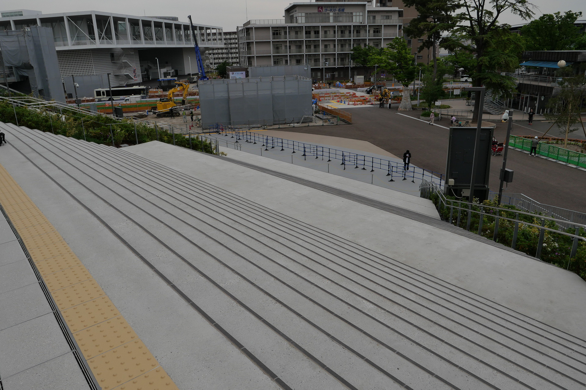 メインエントランスは2階に位置しており、名城公園から大きな階段でアクセス