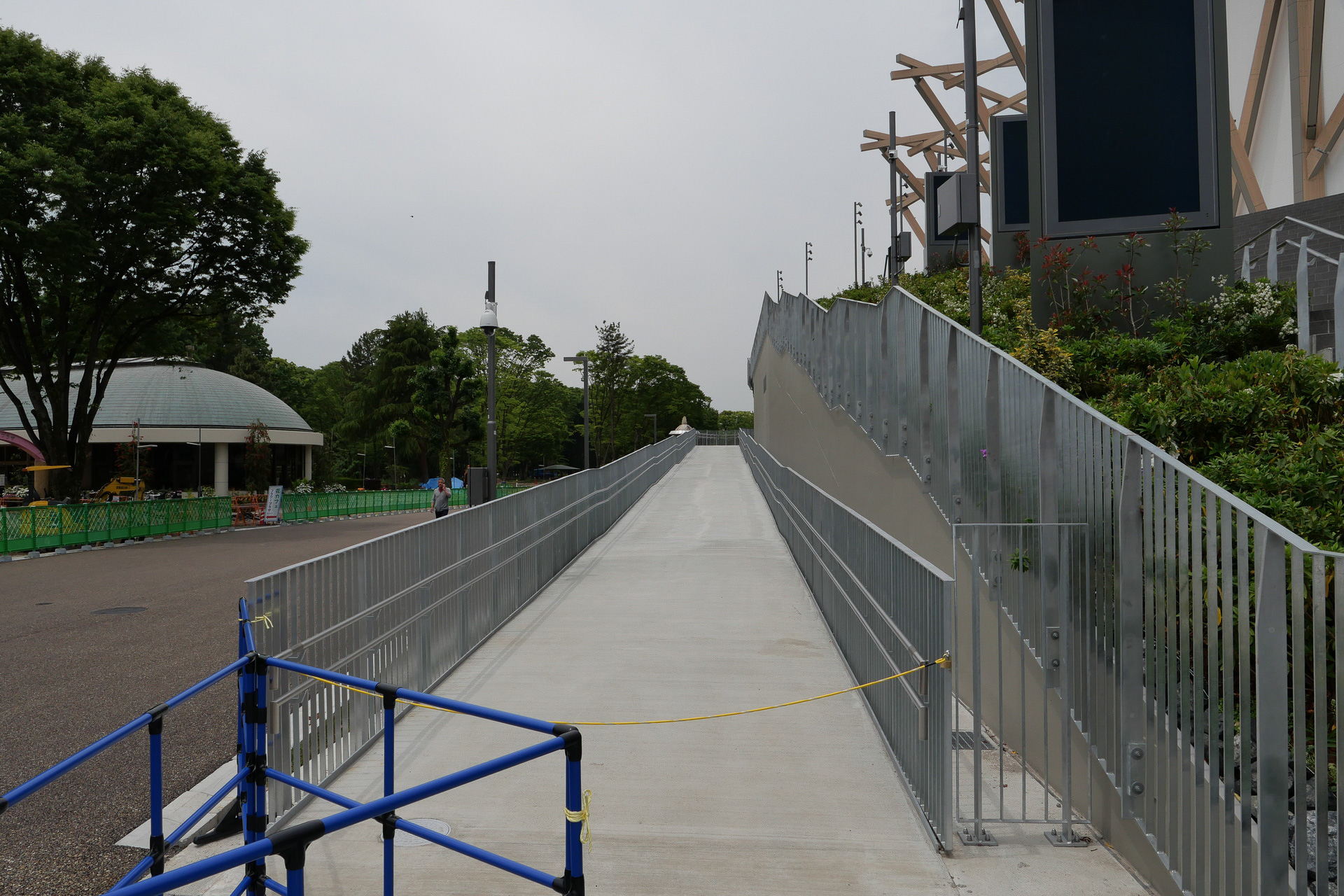 階段横には、メインエントランスに続くスロープを用意