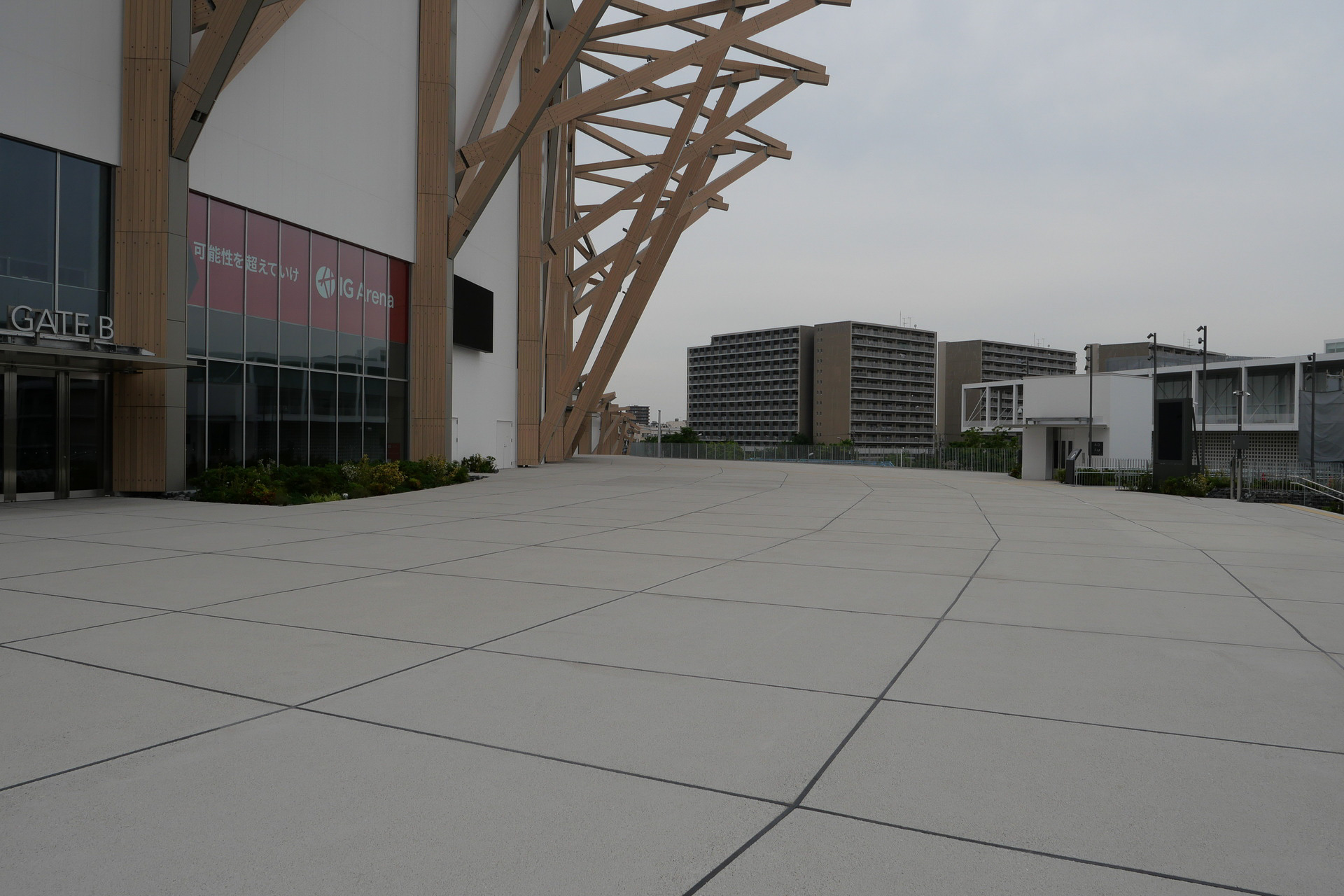 階段を登った先、メインエントランス前は大きな広場となっている