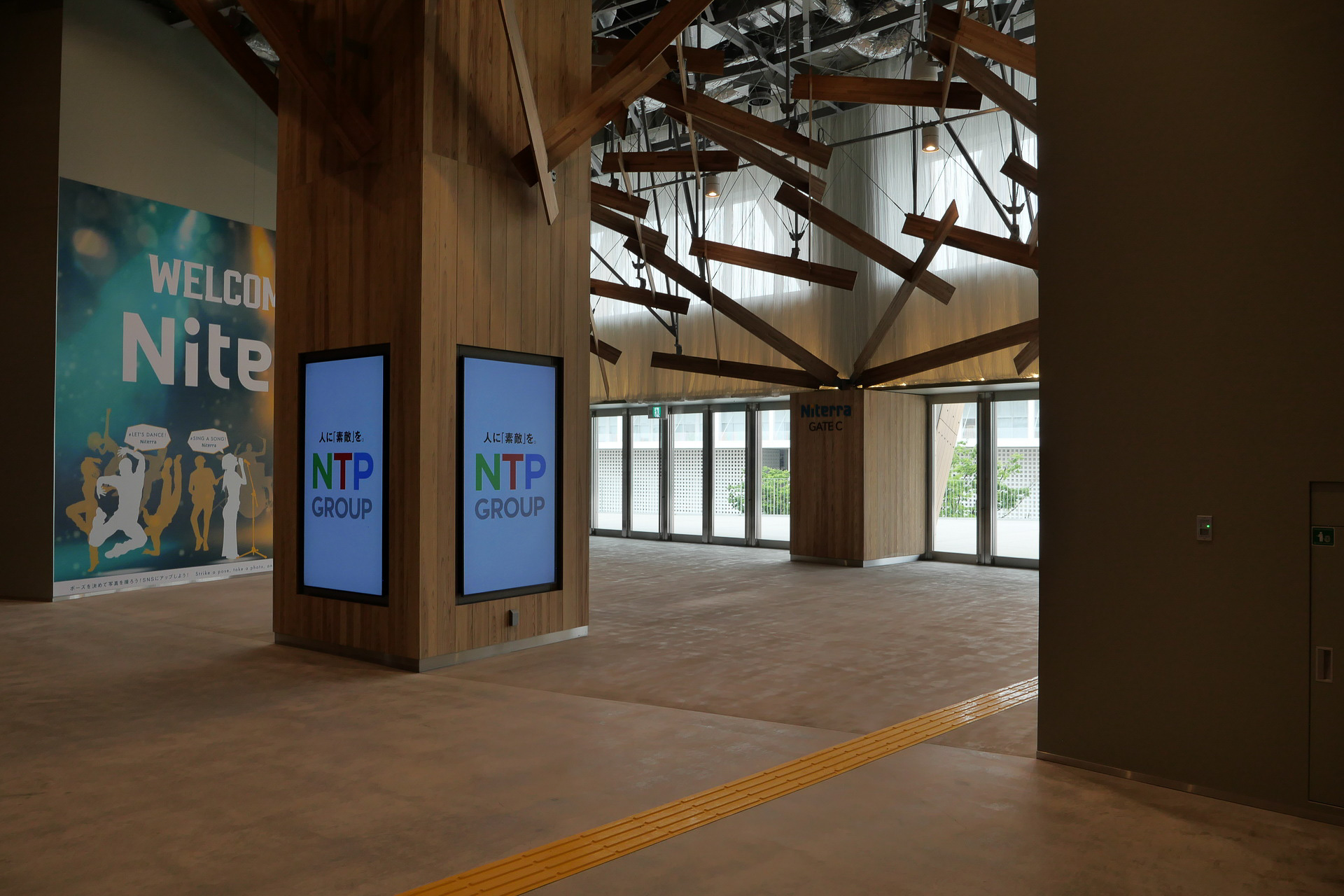 メインエントランスをくぐった先にも、愛知県産の杉を使った装飾が施されている