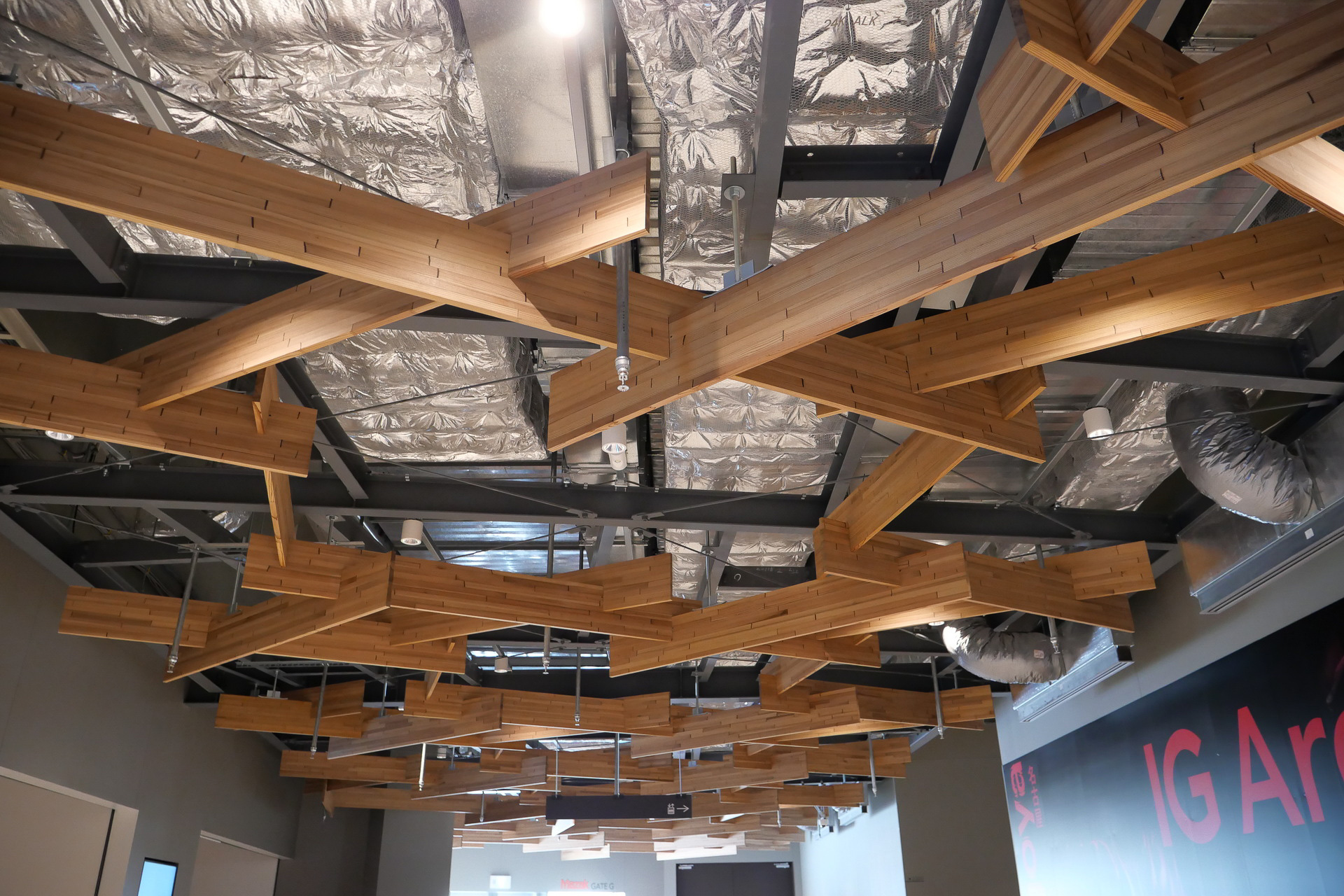 1階から3階の天井にも、愛知県産木材による木陰天井を設置