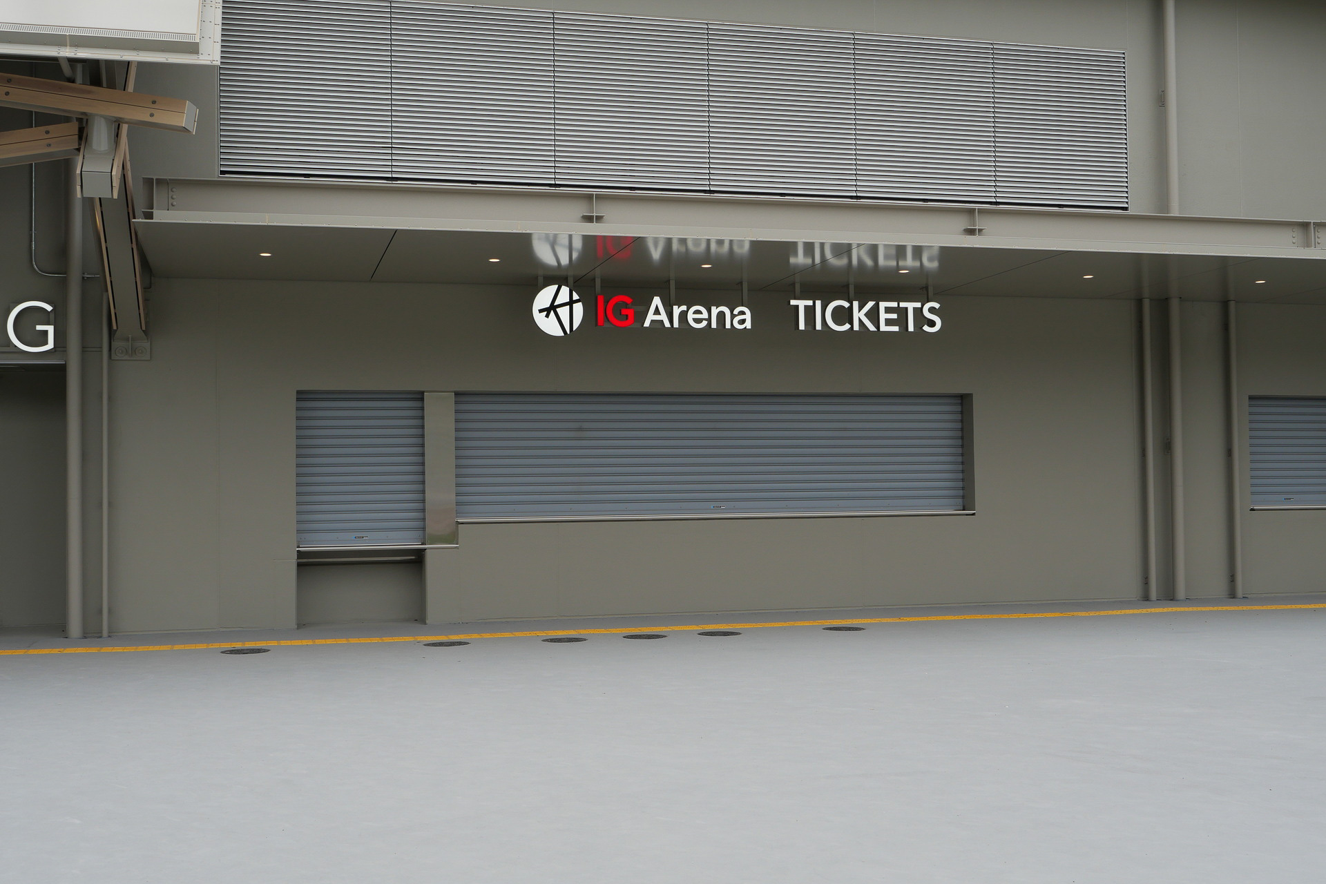 1階エントランスゲートの横にチケットカウンターがある