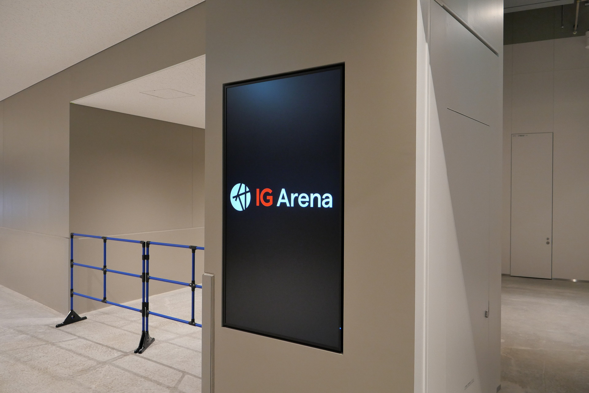 館内の柱など、いたる所にデジタルサイネージを設置し、さまざまな情報を表示する