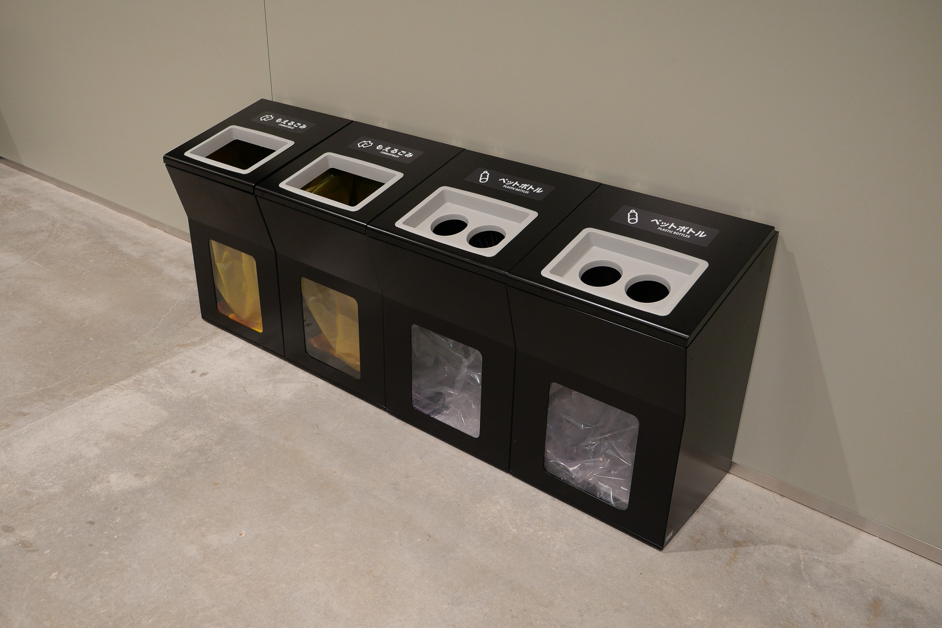 分別ごみ箱も多数設置