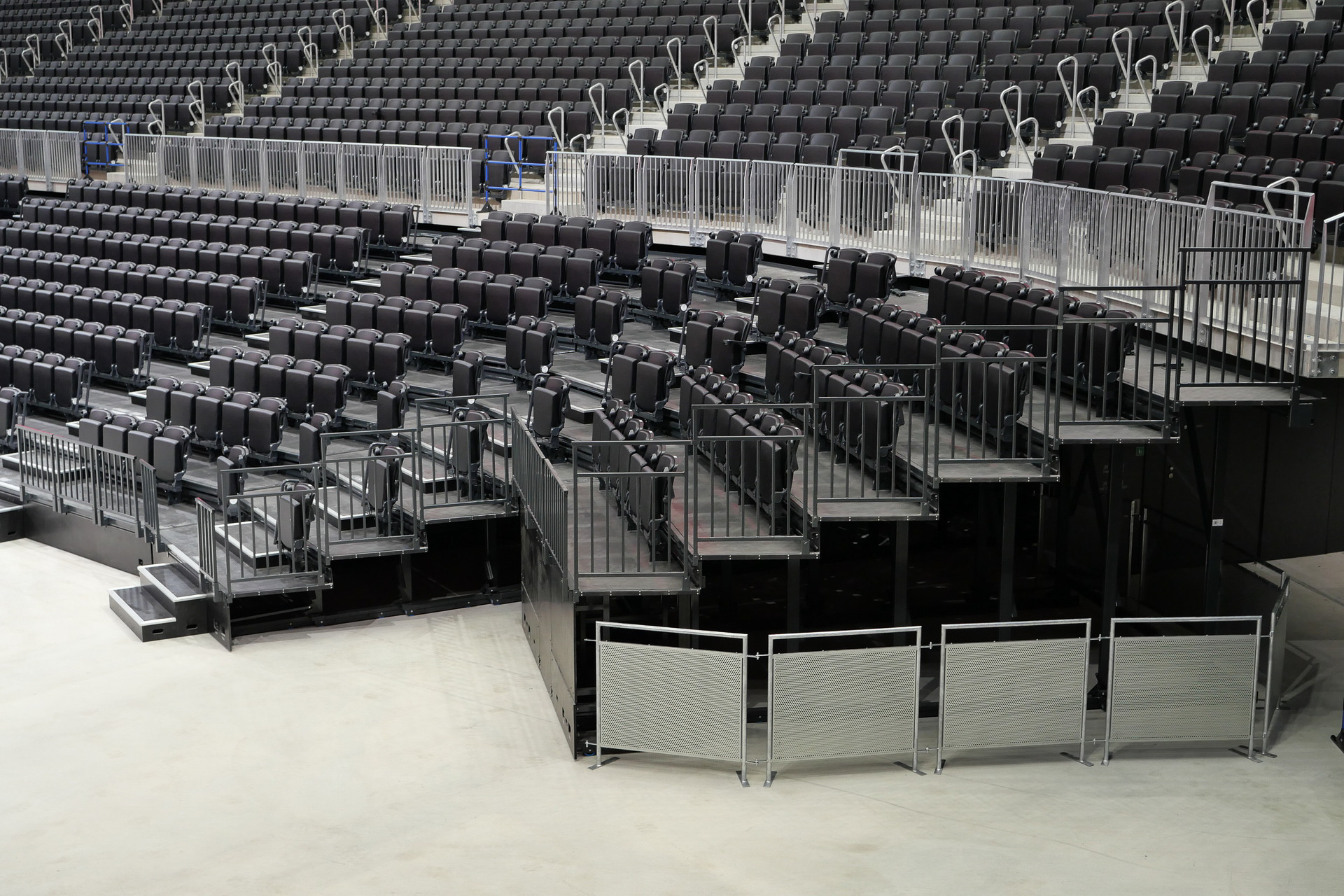 アリーナ面には可動式の座席を用意