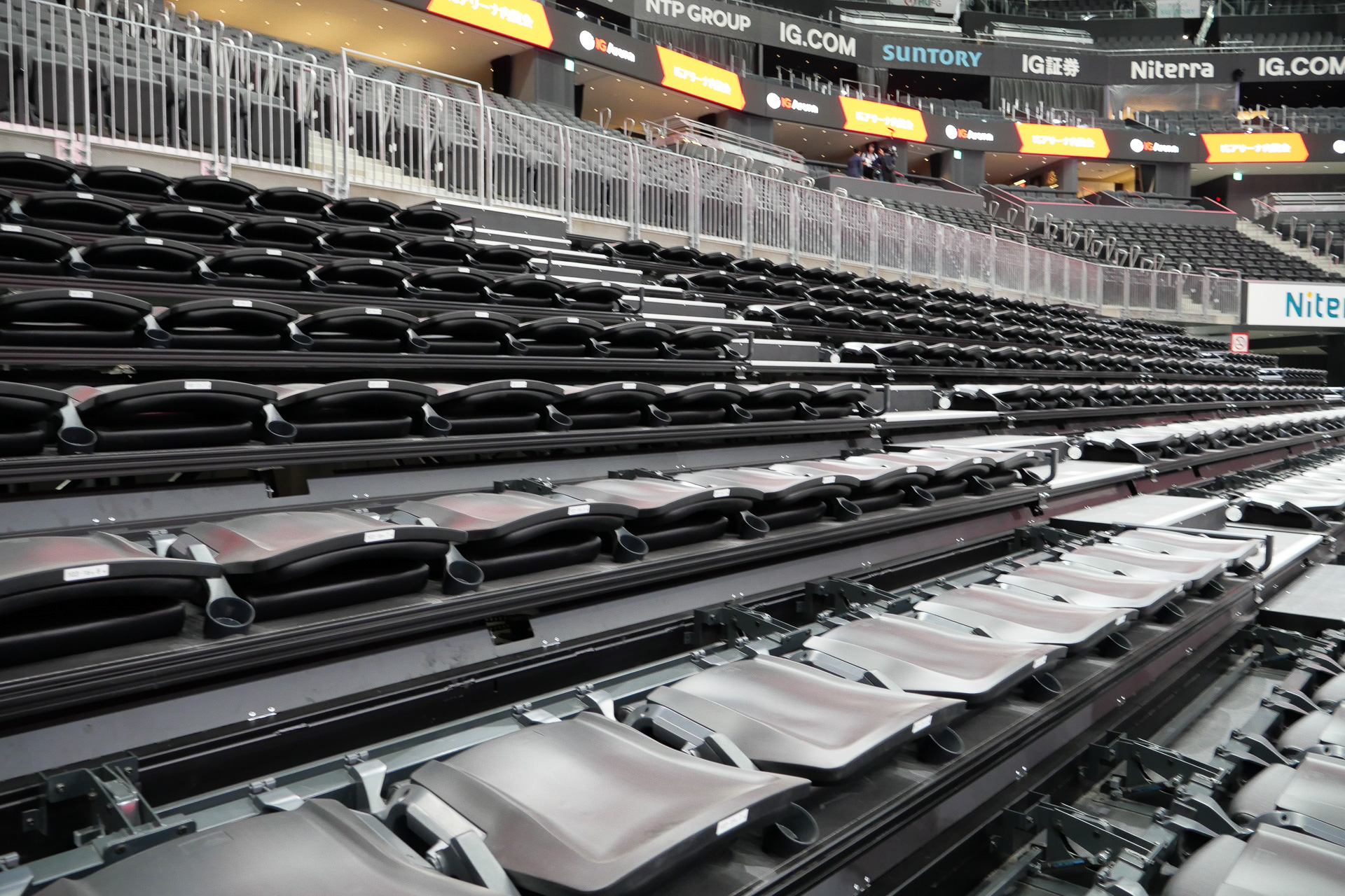 収納時には、座席を倒して収納する