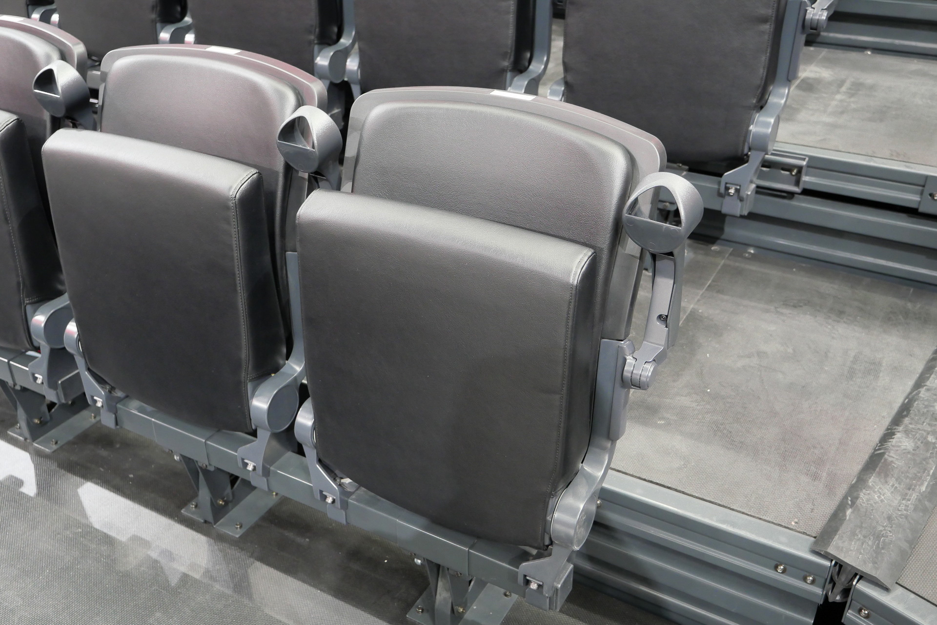 座面は跳ね上げ式。ドリンクホルダーも跳ね上げ式となっている