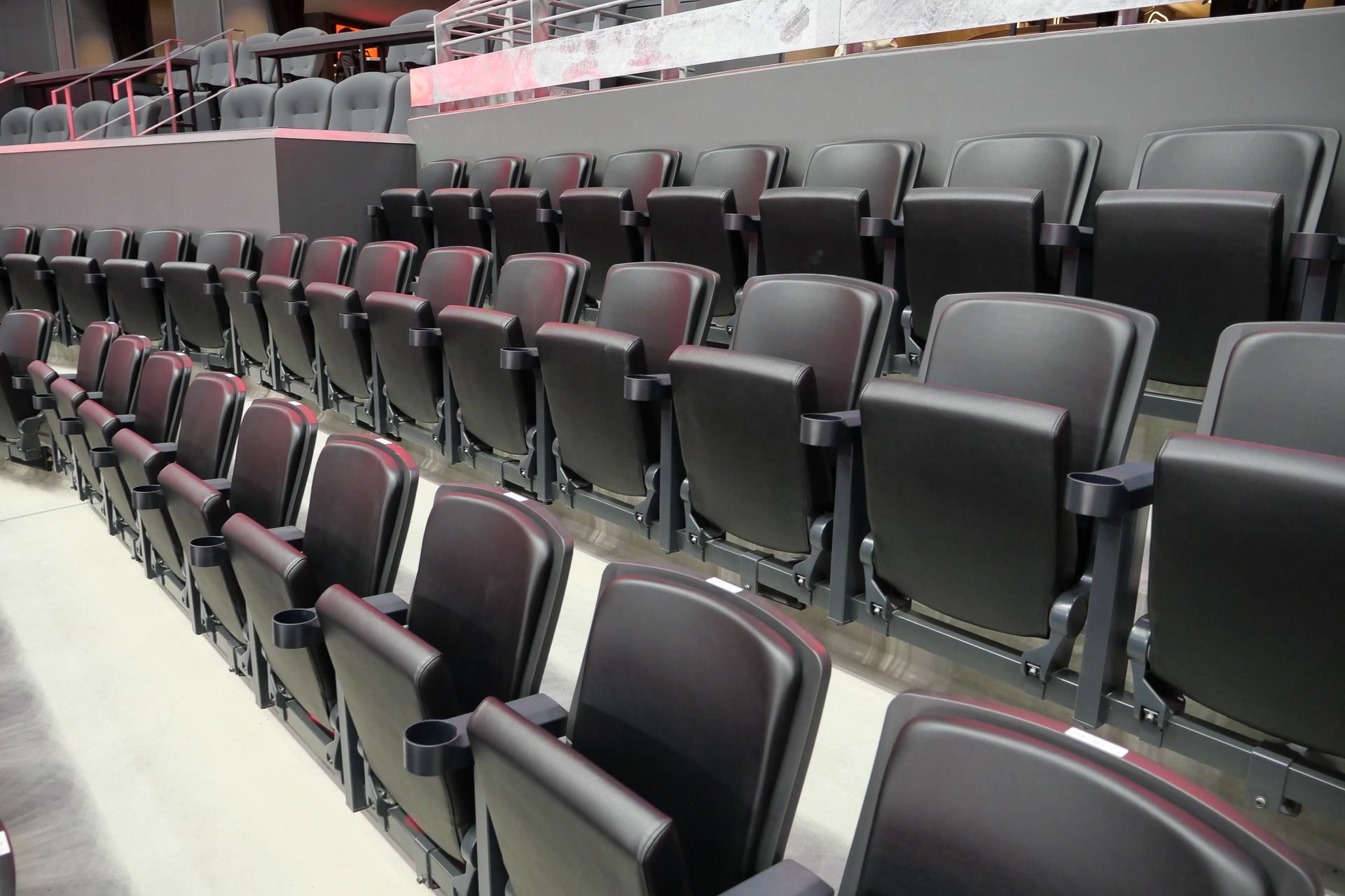 座面は跳ね上げ式で、各座席にドリンクホルダーを設置