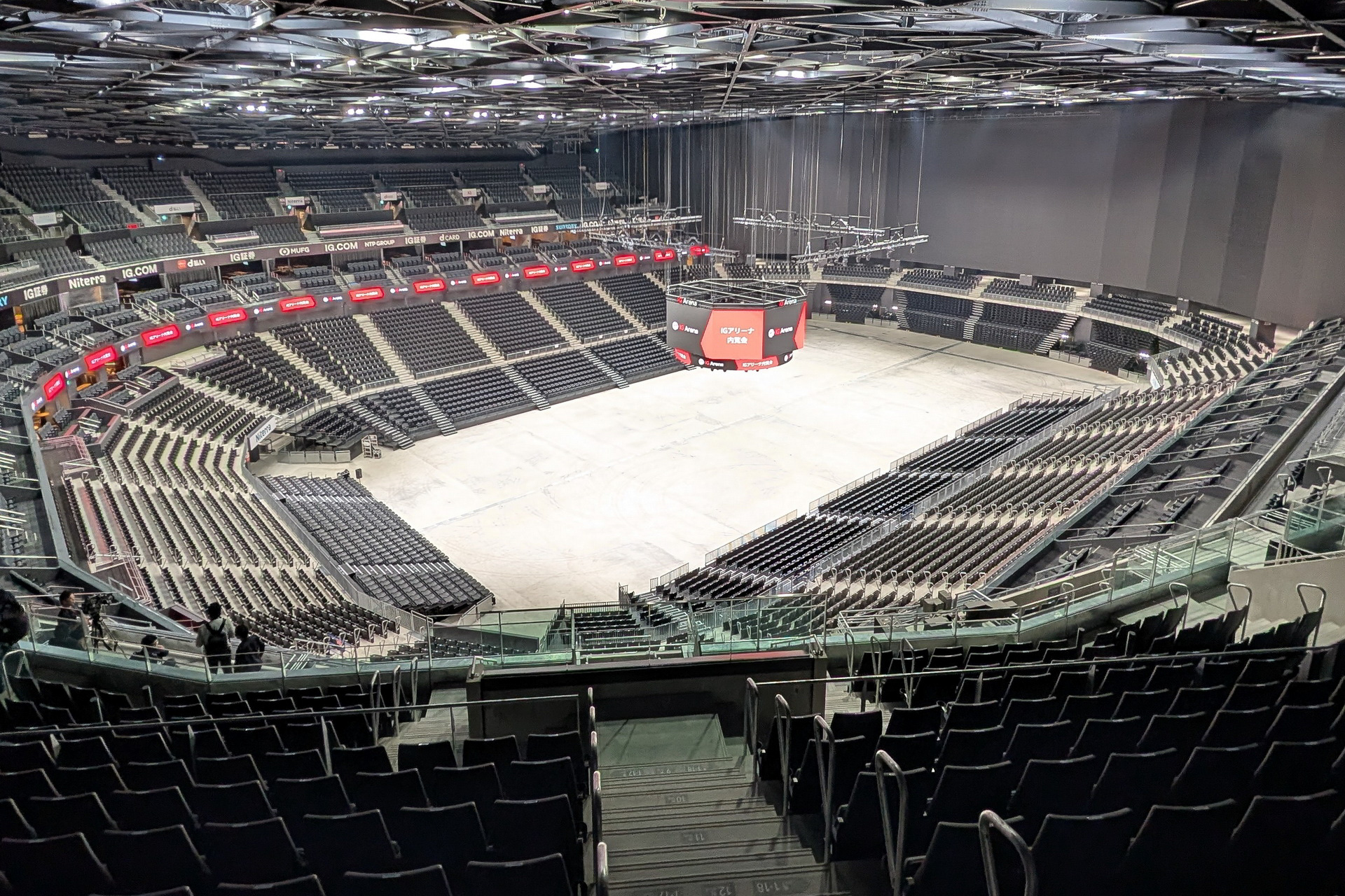 2階席は、アリーナを360度囲むように配置しているが、奥側の座席数は少ない
