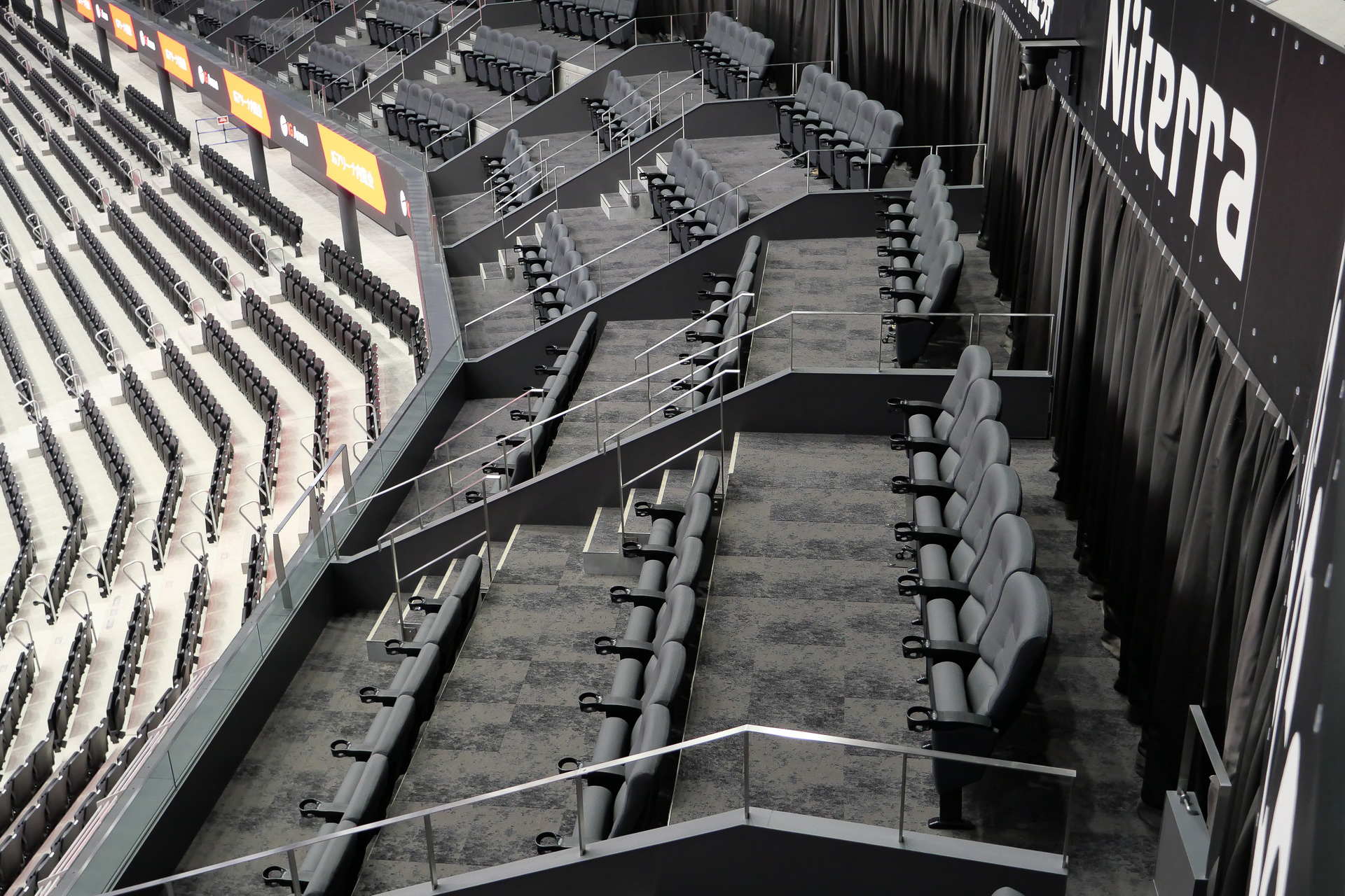 3階のVIP席。椅子も上質で、床はカーペット張り。座席とつながる部屋が全40室用意されている