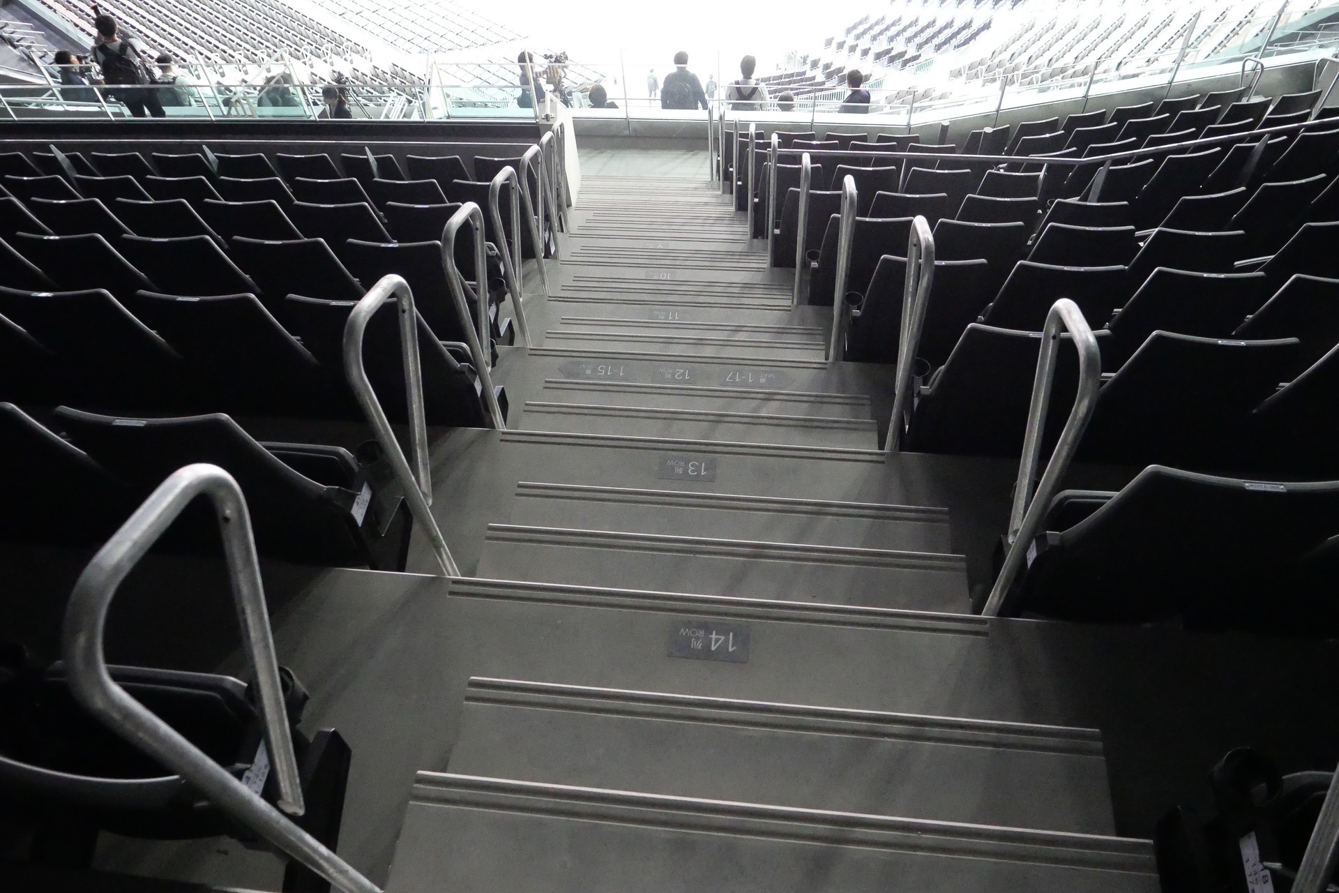 4階席は前後移動の階段も角度がきつい