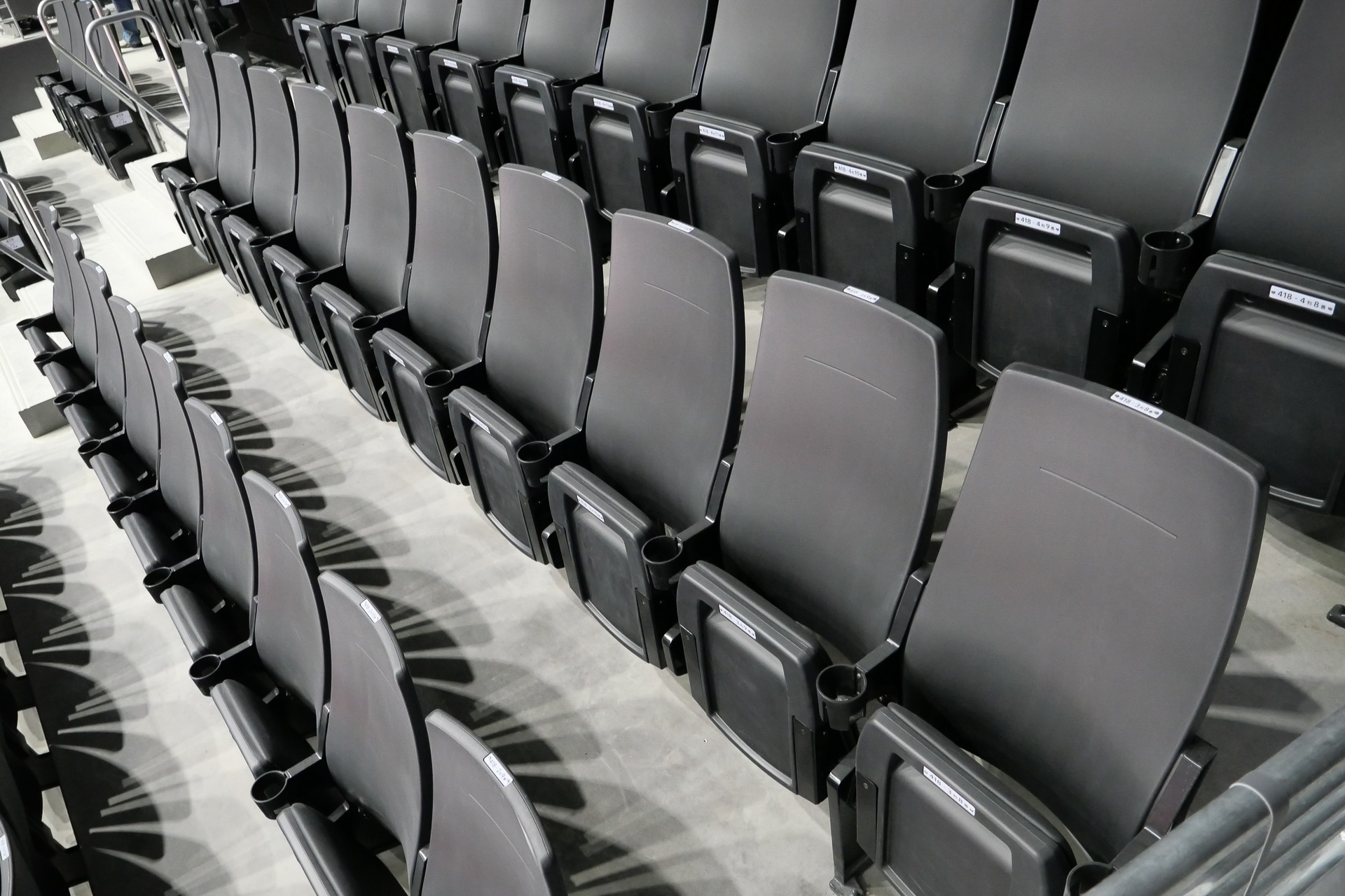 4階席の座席は、移動時に捕まりやすいよう、背もたれが高くなっている。ただし背もたれにクッションはない