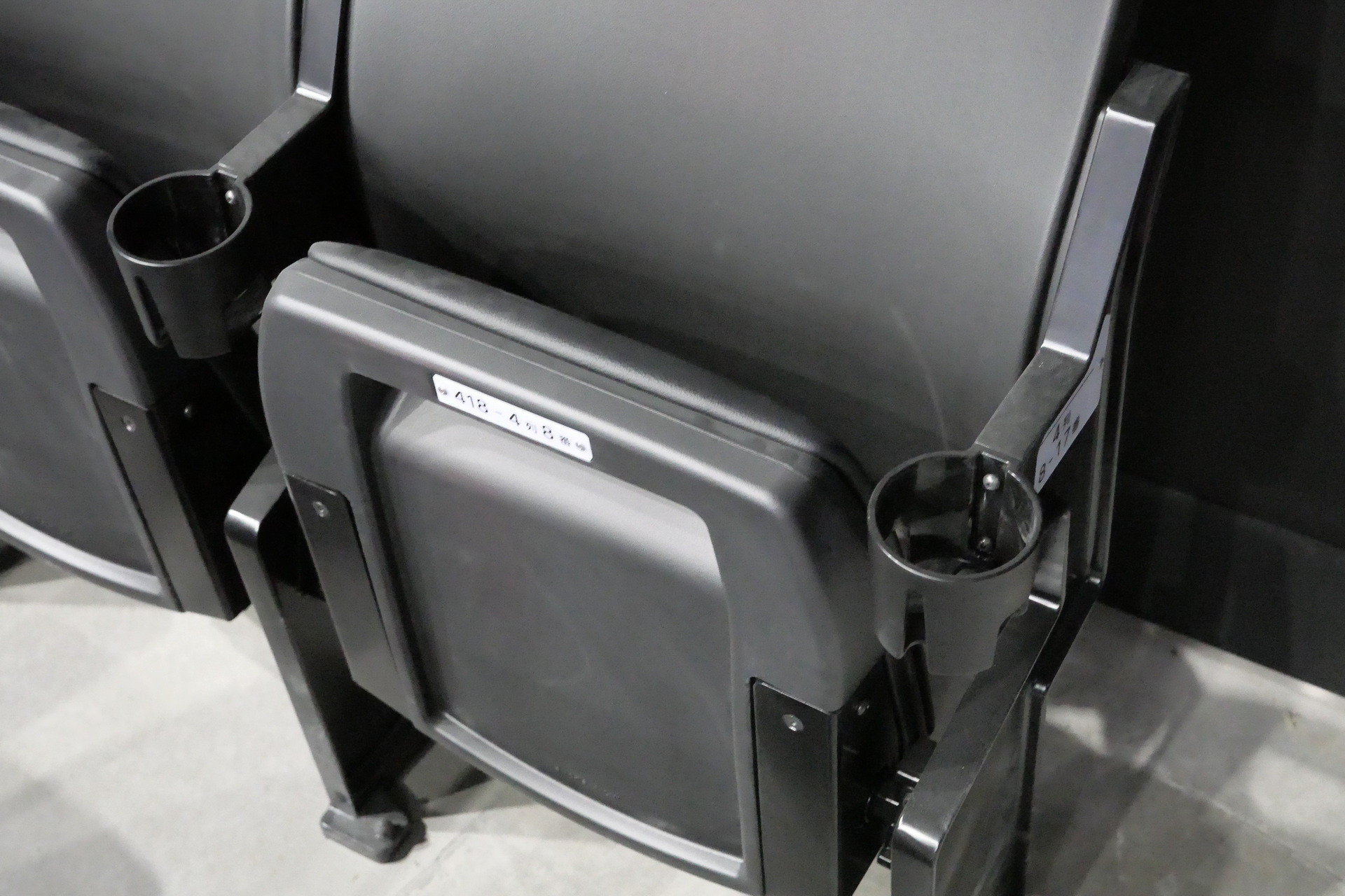 座面は跳ね上げ式で、ドリンクホルダーもある