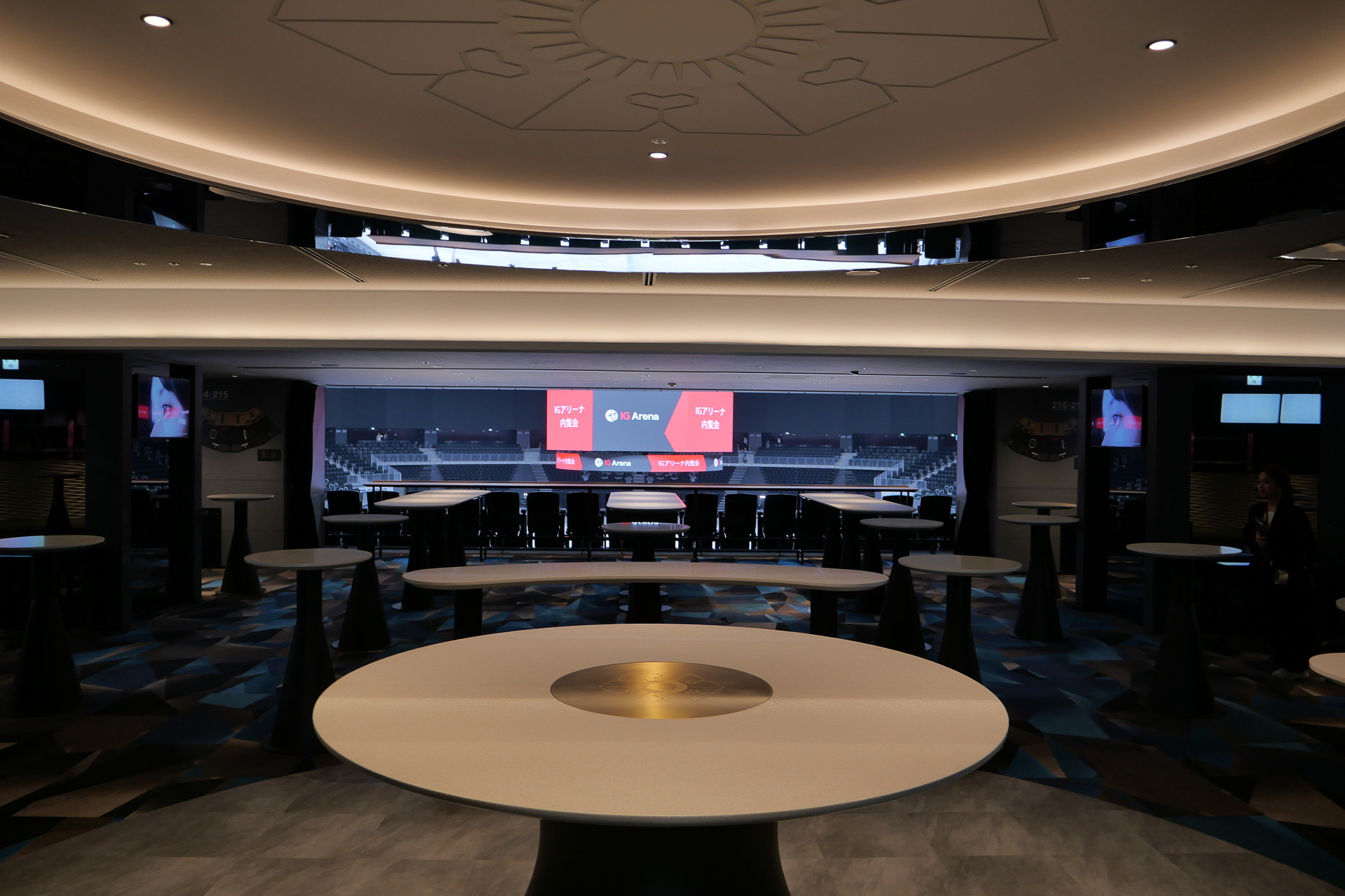 ラウンジに入った先の中央付近はスタンディングエリア