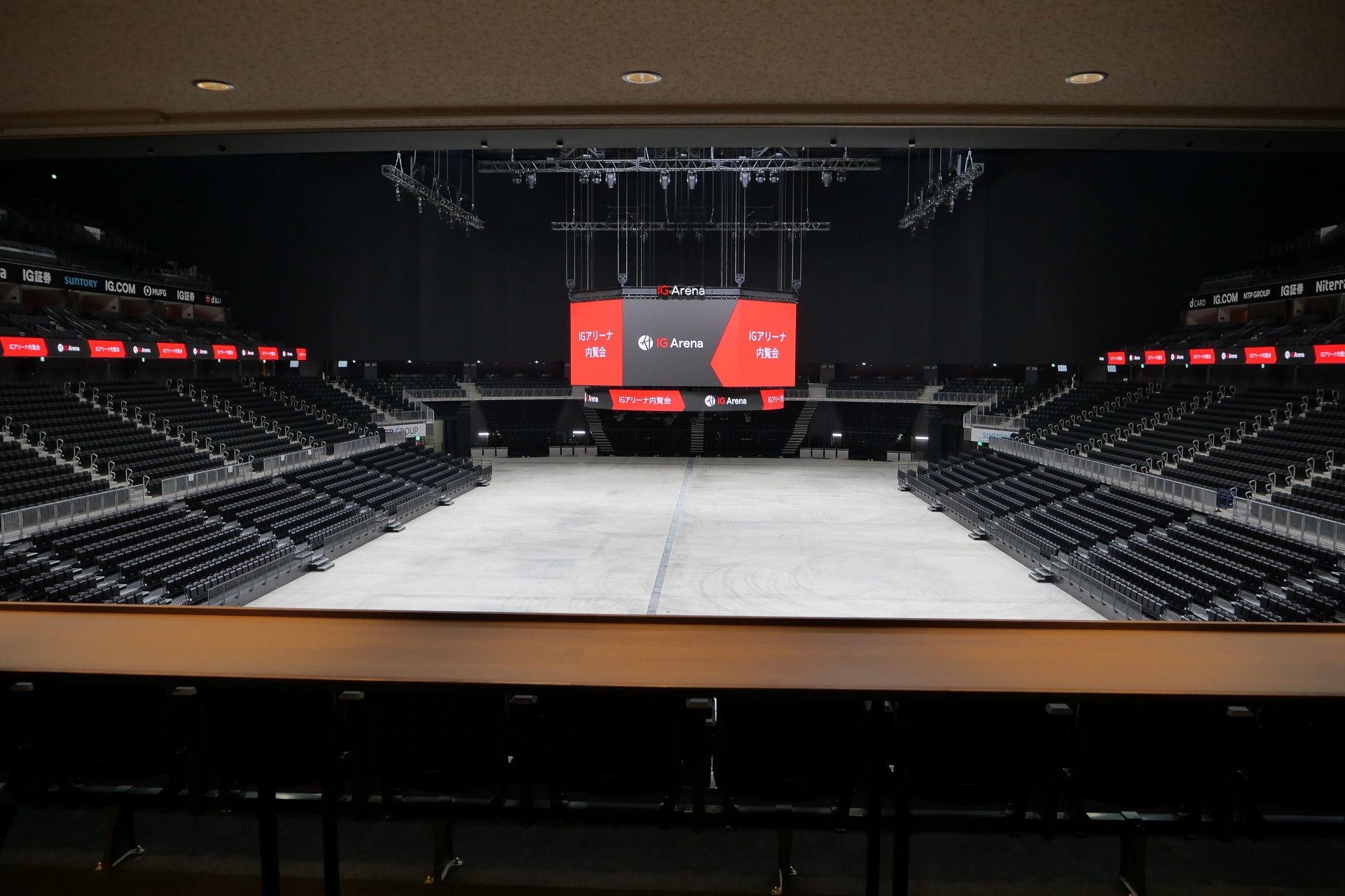 スタンディングエリアでは、ドリンクや食事を楽しみながらアリーナのイベントを楽しめる