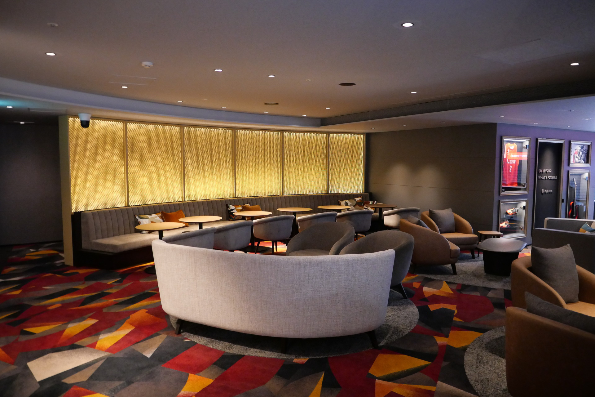 スタンディングエリア左に広がる尾張ゾーン。ゴールドと曲線を基調として表現されている