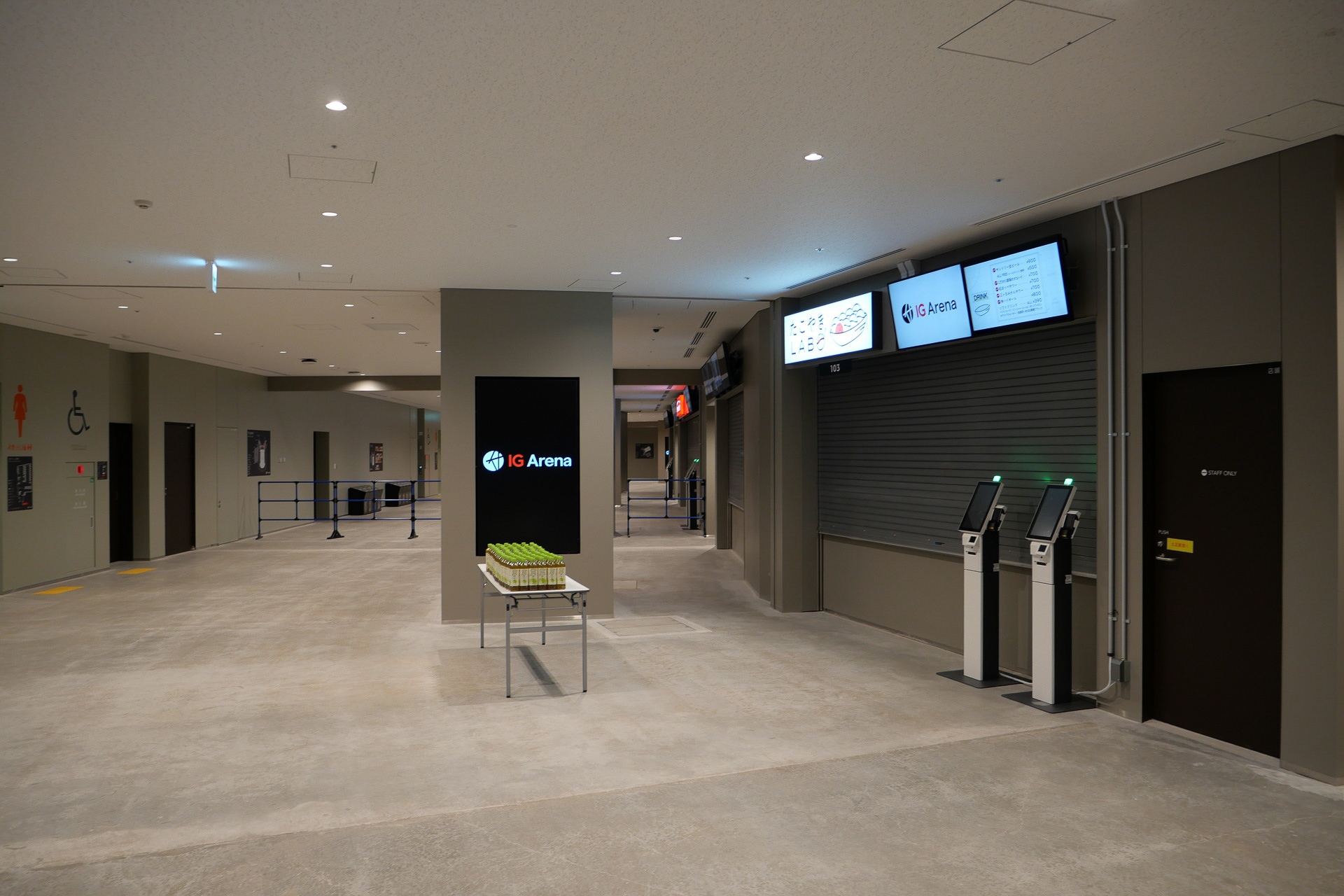 店舗は各フロアの通路に並ぶ