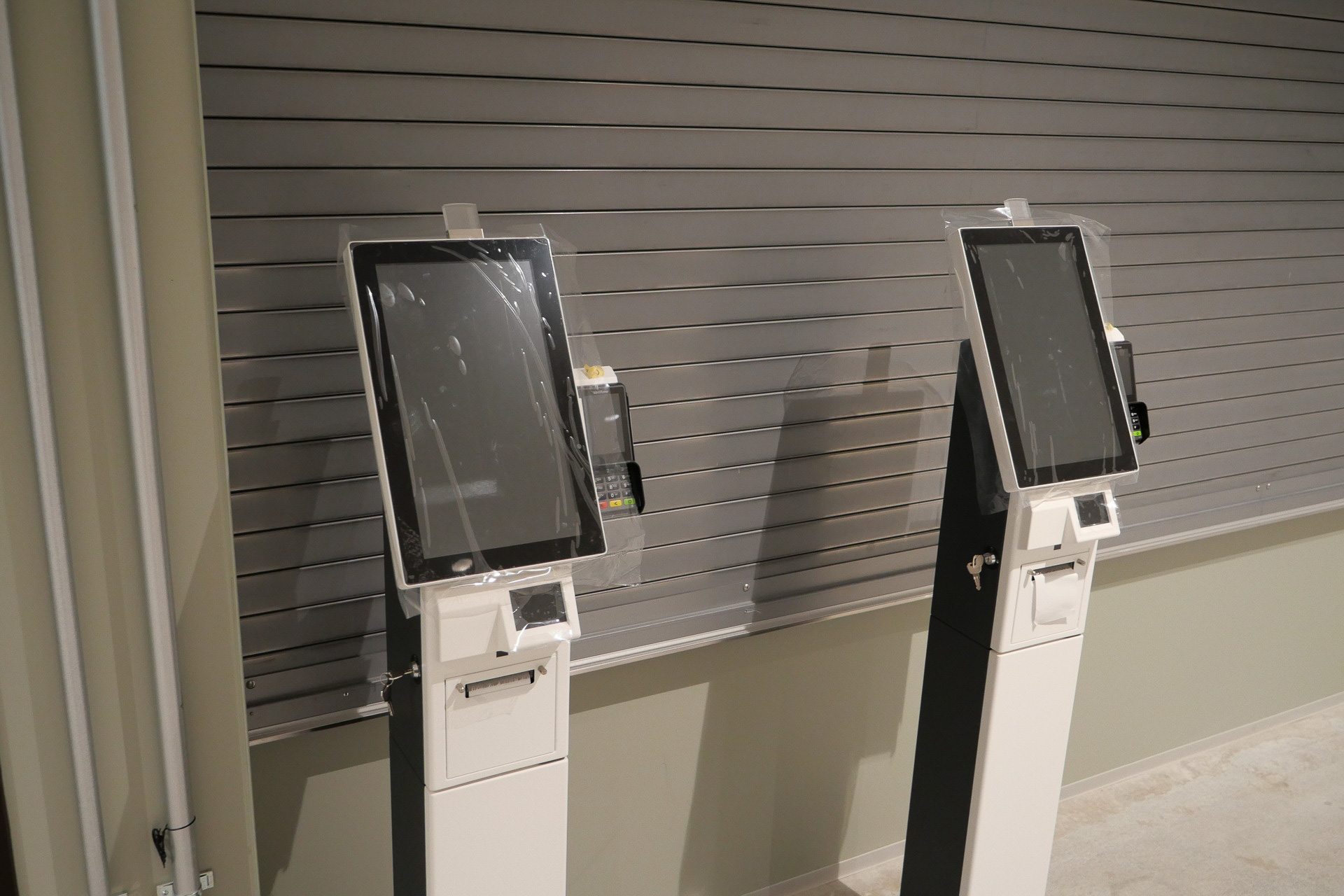 館内の店舗は完全キャッシュレス決済。店舗前のキヨスク端末で注文と決済を行なう。また、IGアリーナアプリからのアプリオーダーも可能で、店に並ばず注文できる