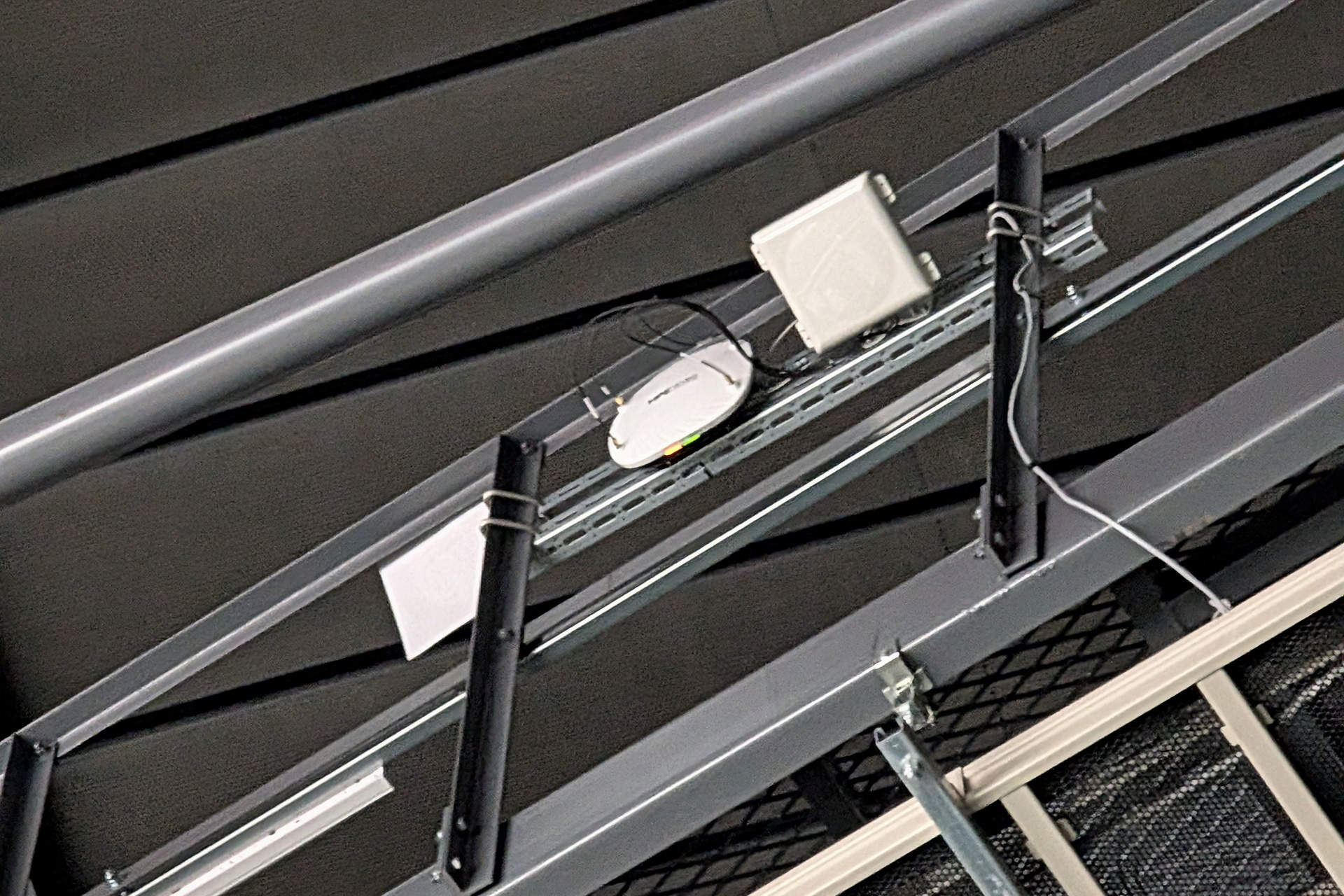 IGアリーナでは、館内にWi-Fi 7および5Gミリ波のアンテナを設置。1万7000人が一斉に通信を行なったとしても問題なく耐えられる通信品質を実現