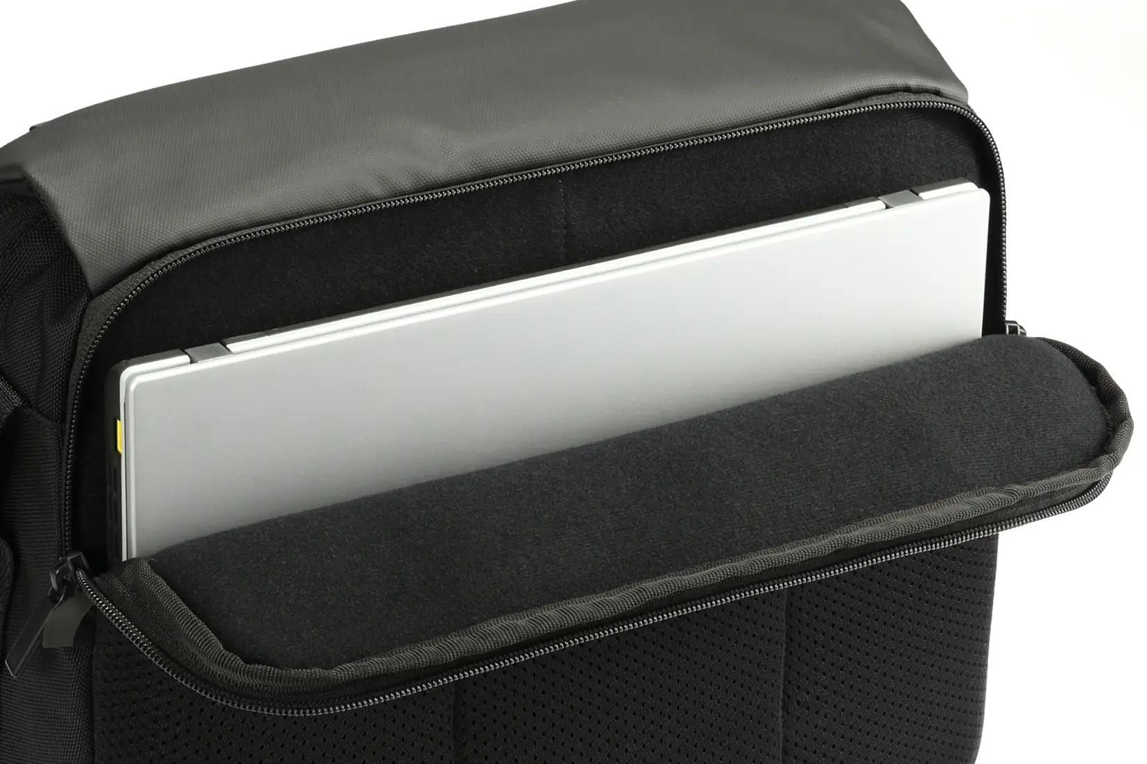 ショルダー横大、スリングバッグのスリーブポケットはパイル生地