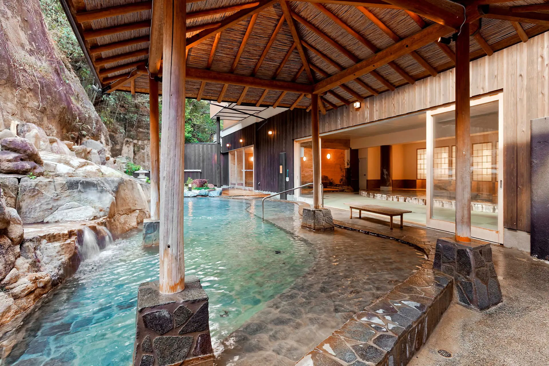 大浴場の露天風呂。こちらは温泉