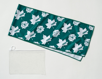 濡らすとひんやりクールタオル。持ち運びに便利なスライダーポーチ付き