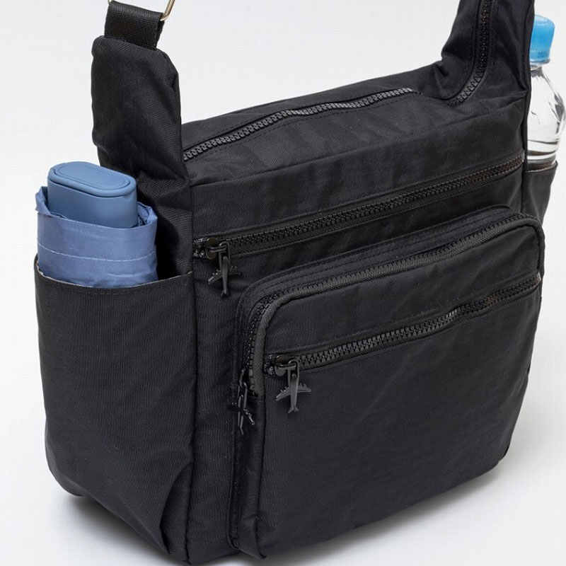 合計9ポケットが備わり、かさばる小物もすっきり整理収納