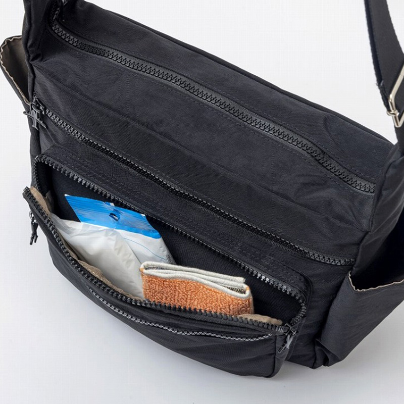 合計9ポケットが備わり、かさばる小物もすっきり整理収納