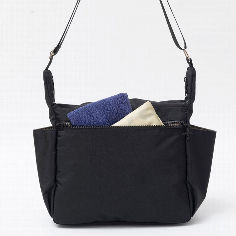 合計9ポケットが備わり、かさばる小物もすっきり整理収納