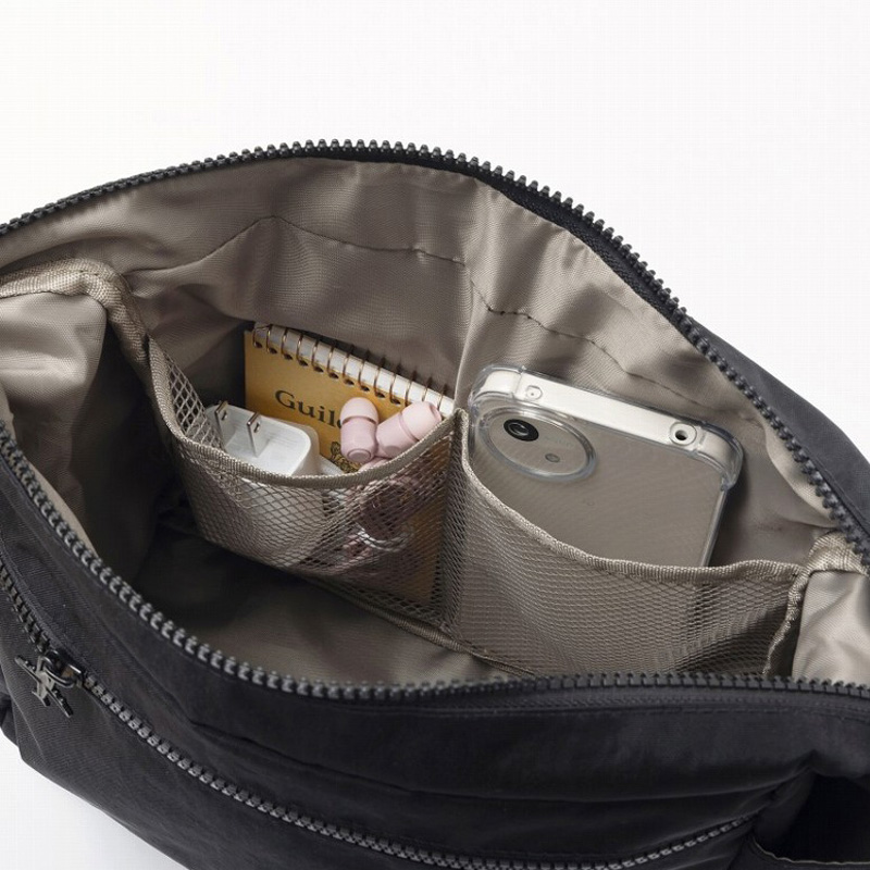 合計9ポケットが備わり、かさばる小物もすっきり整理収納