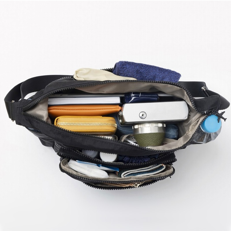 合計9ポケットが備わり、かさばる小物もすっきり整理収納