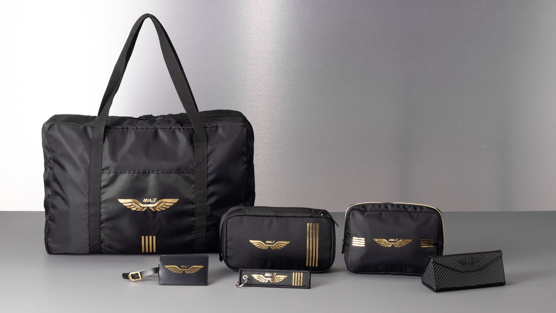 ANAパイロットの制服をイメージしたバッグ・ポーチ・ラゲッジタグなど6商品が発売