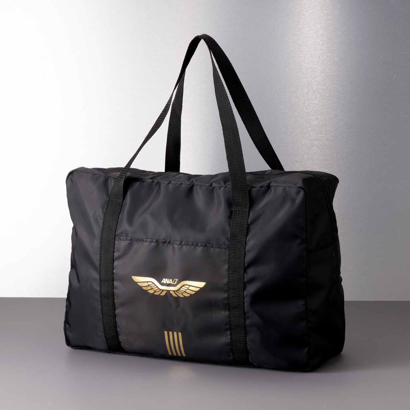 ボストンバッグは付属のゴムでコンパクトに畳むことができ、裏面はスーツケースにキャリーオンできる仕様。サイズは45×15×32cm（幅×奥行き×高さ）