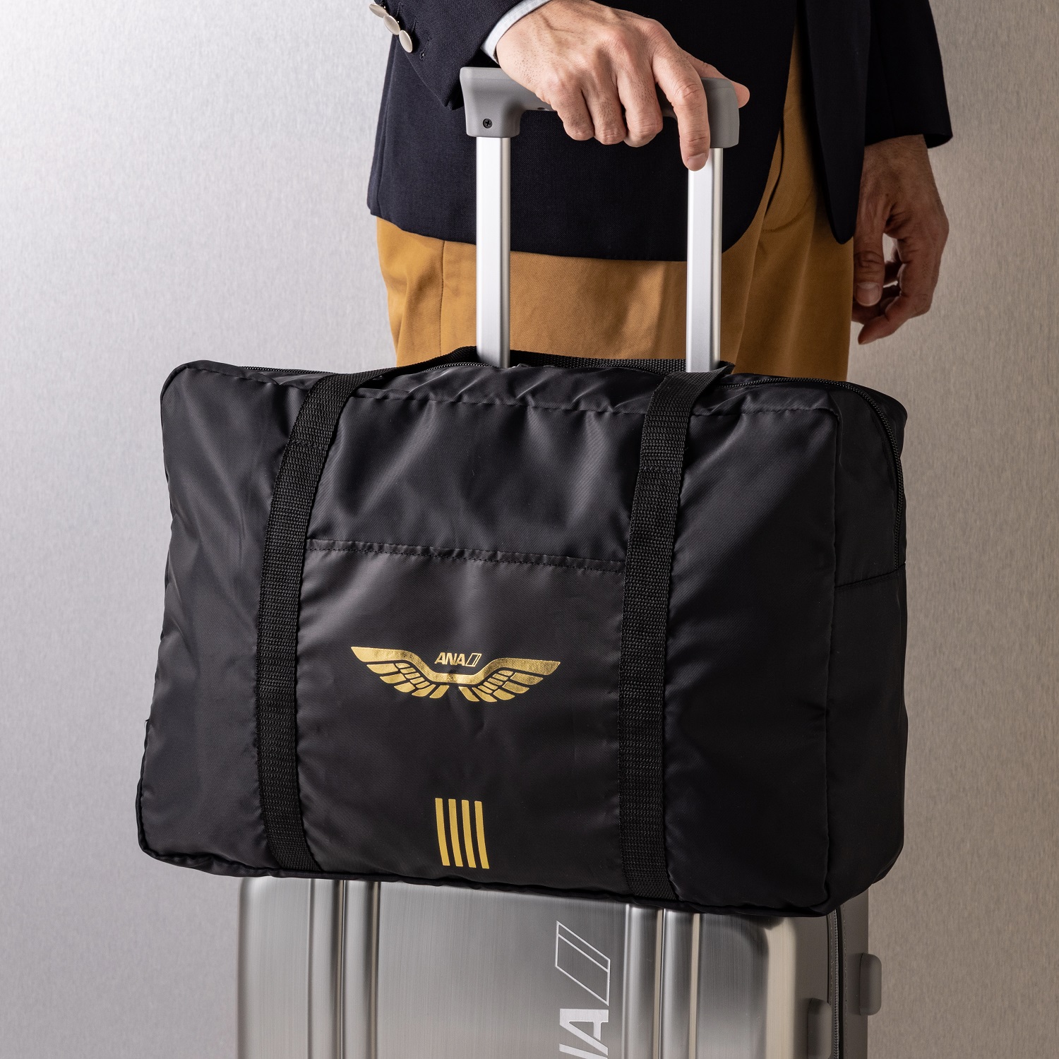 ボストンバッグは付属のゴムでコンパクトに畳むことができ、裏面はスーツケースにキャリーオンできる仕様。サイズは45×15×32cm（幅×奥行き×高さ）