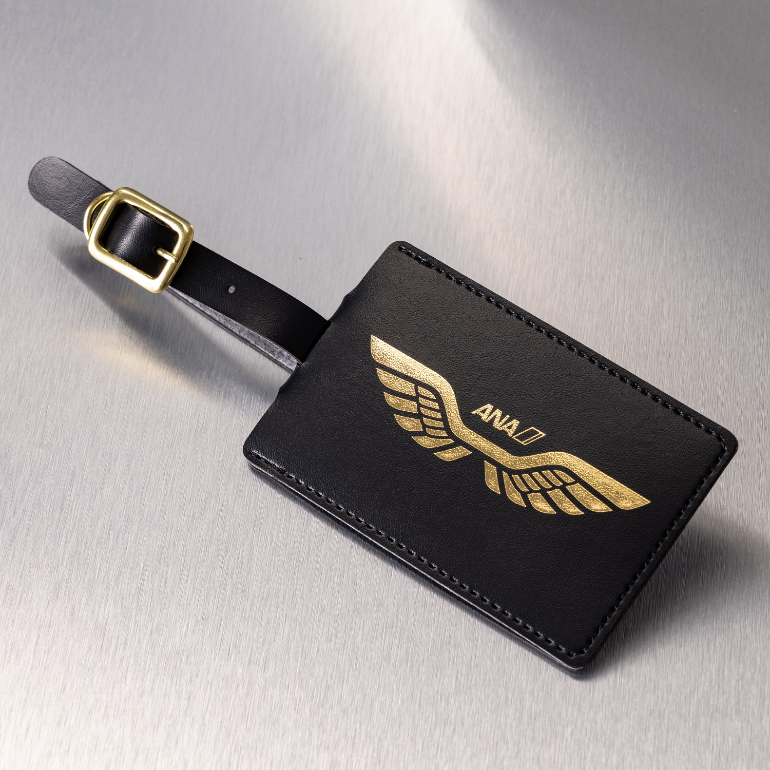 豪華仕様なラゲッジタグ。裏面は窓枠付きで、名前などを書いた紙を入れられる