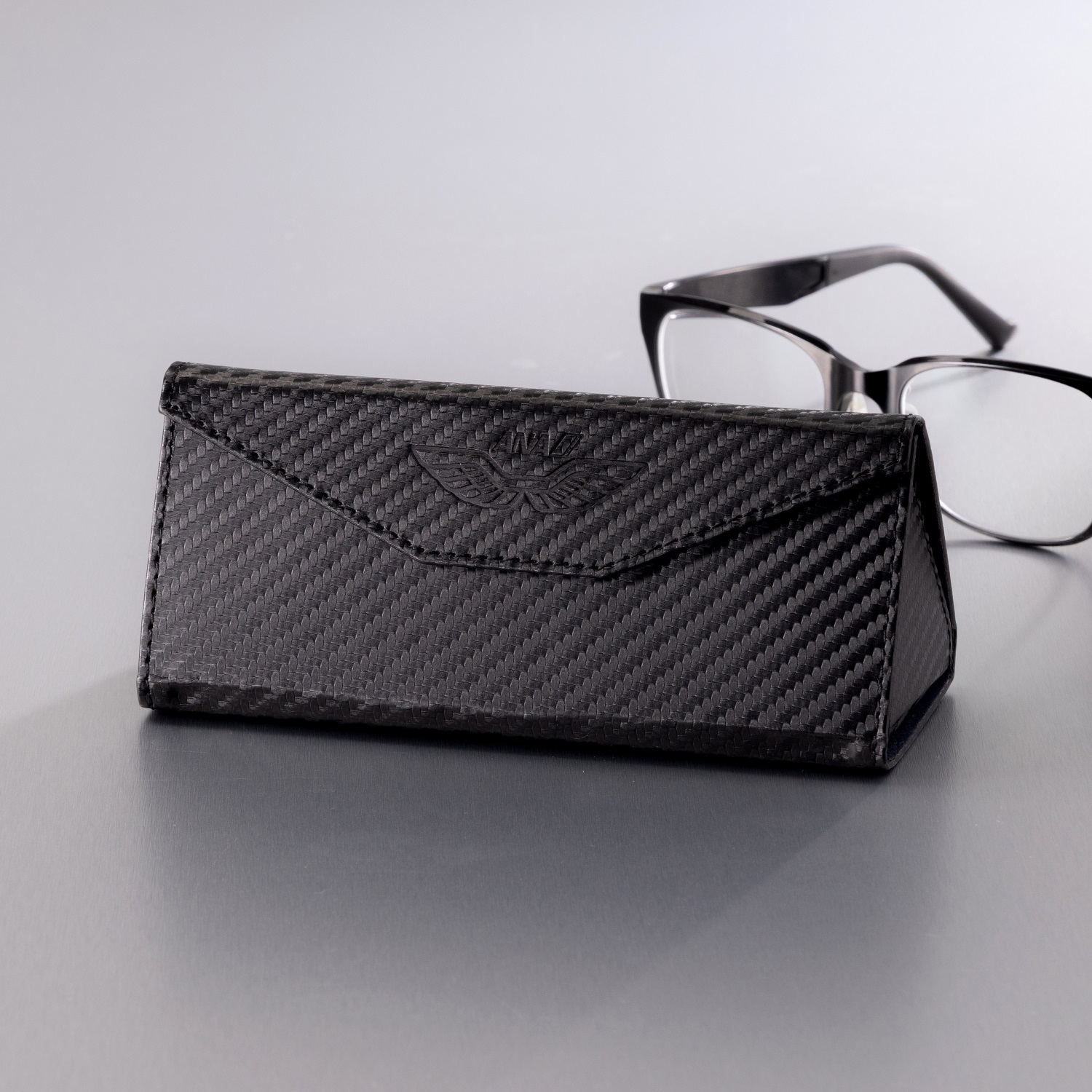 ANAパイロットの胸章を型押ししたハードタイプのメガネケース。コンパクトに畳める仕様