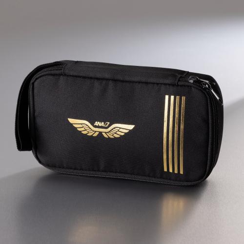 内装に仕切りポケットとファスナーポケットが備わるガジェットポーチ。サイズは21.5×6×11.5cm（幅×奥行き×高さ）