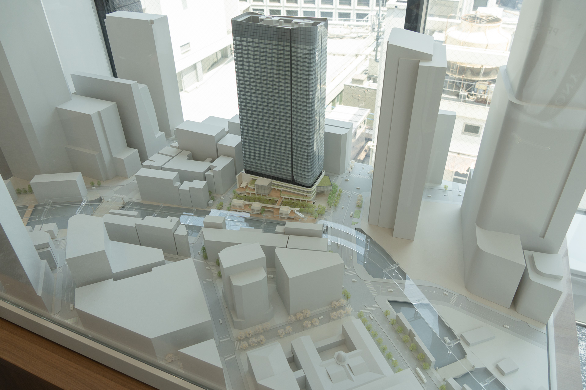 東京建物が呉服橋プロジェクトの進捗を公開した（写真は首都高、日本橋川側から見た計画地の模型）