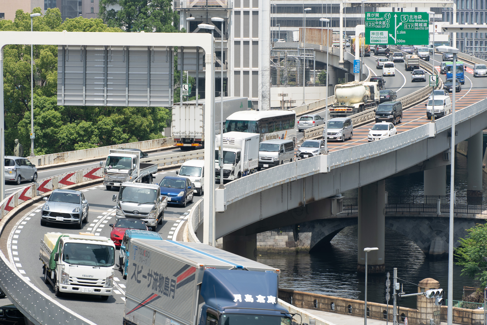 西へ向かうと神田橋JCT、竹橋JCT方面