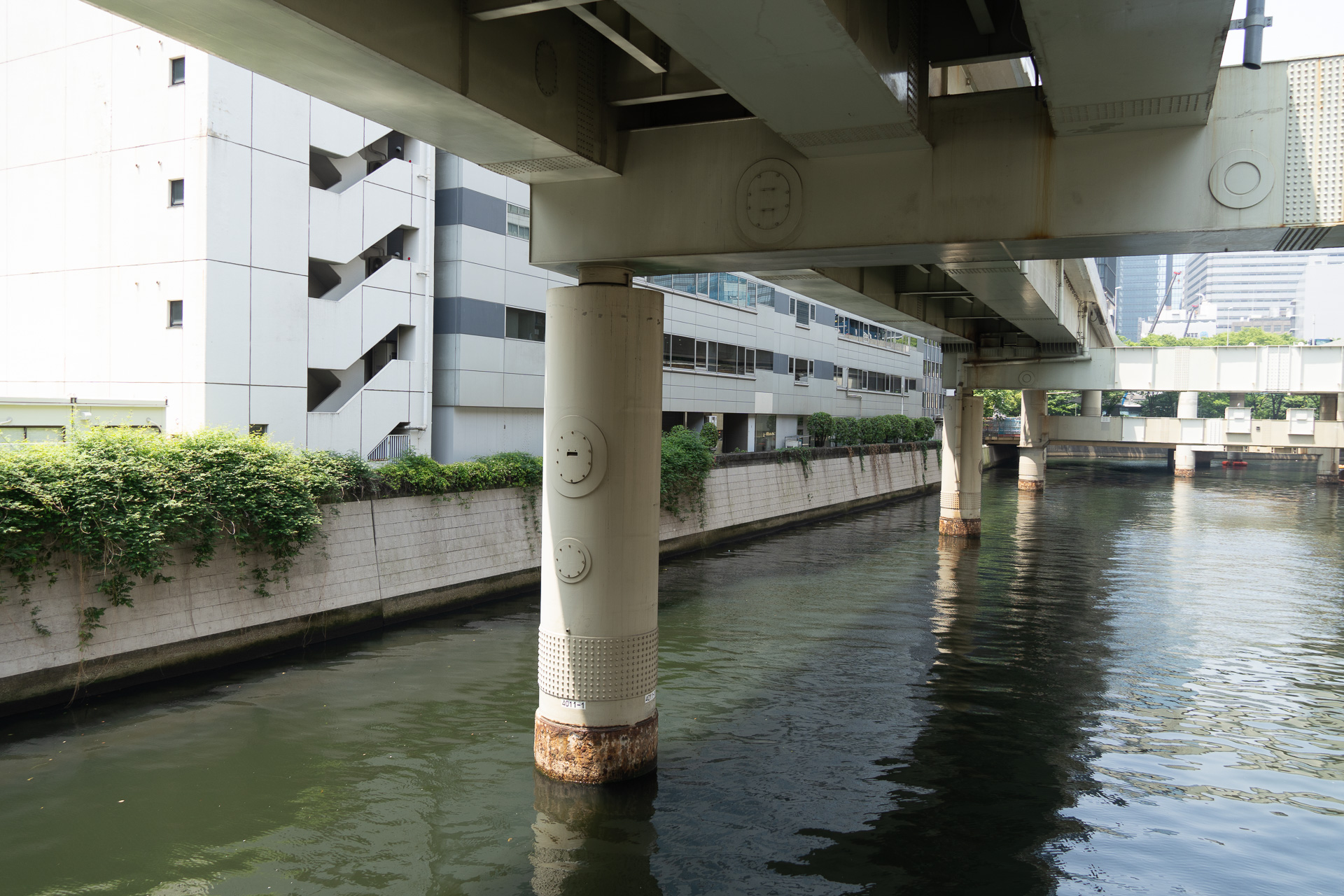 北街区を日本橋川（西河岸橋）から見た様子。ここには水辺空間から連続する低層の商業施設を整備する
